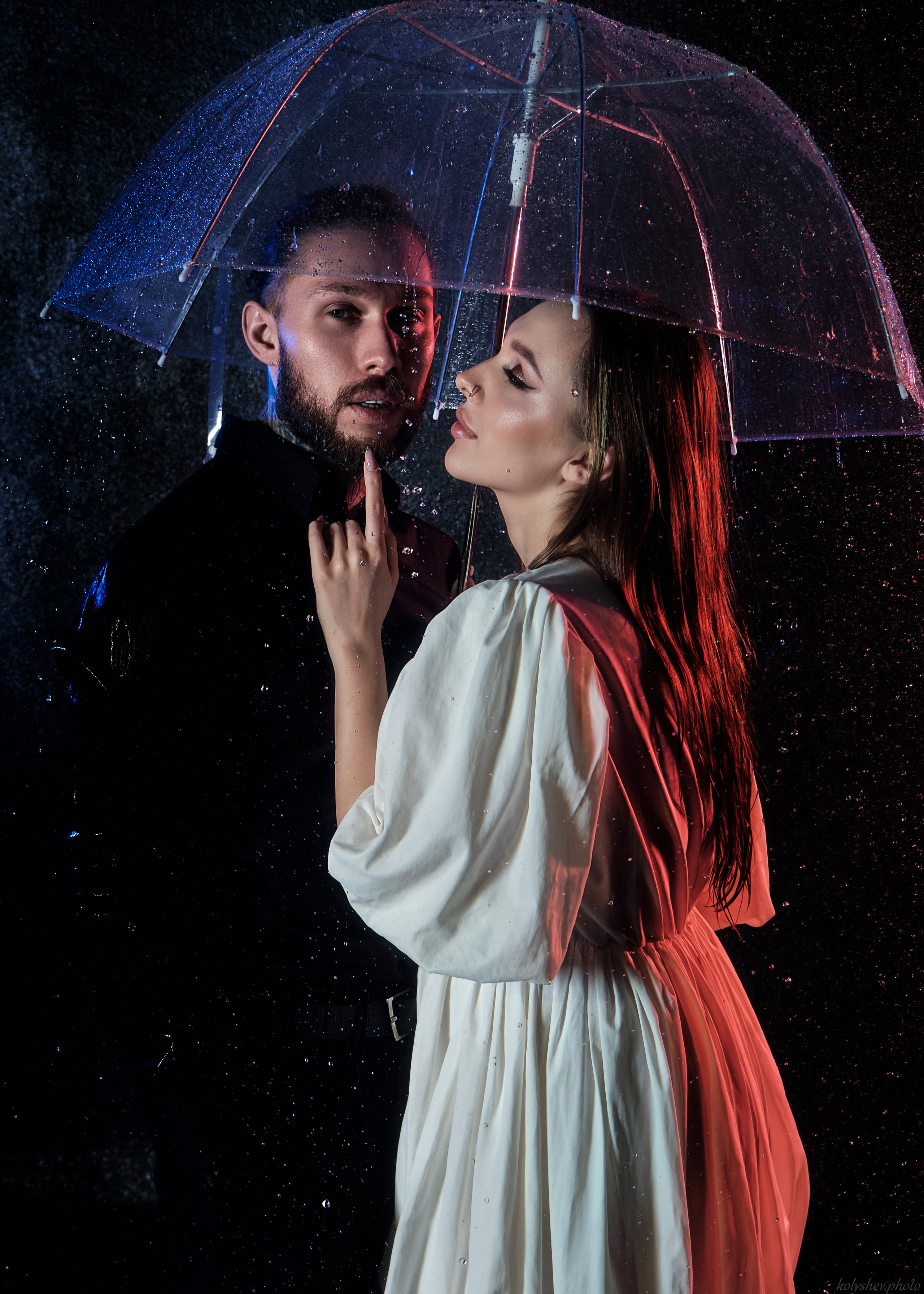 романтическая фотосессия пары под дождём