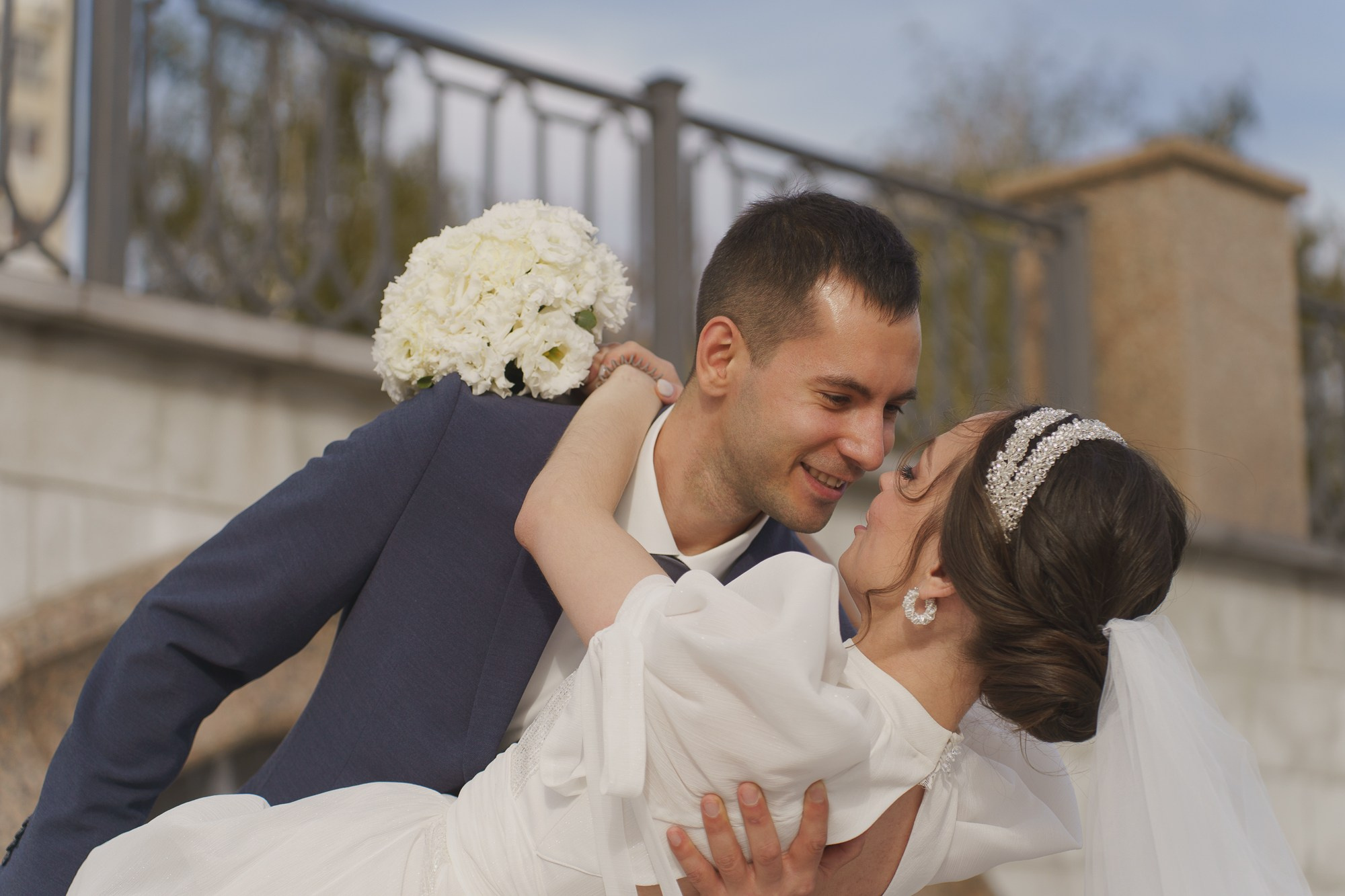 Молодожены танцуют на набережной. фото от свадебного фотографа в Екатеринбурге Евгения Карася