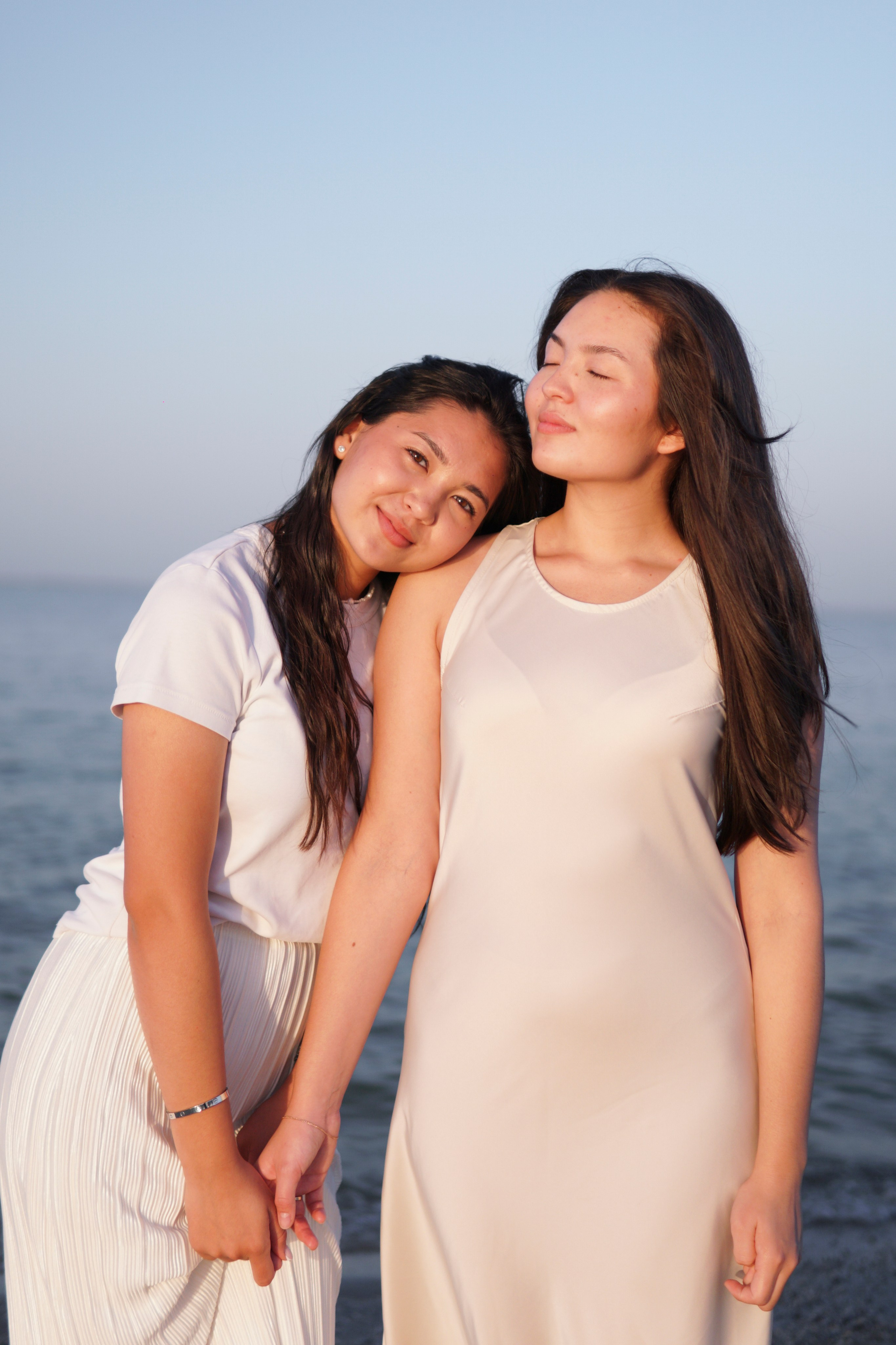 Сестры у моря в Ростове-на-Дону. Фотосессия за городом. Фотограф в Ростове-на-Дону Марина Мальцева