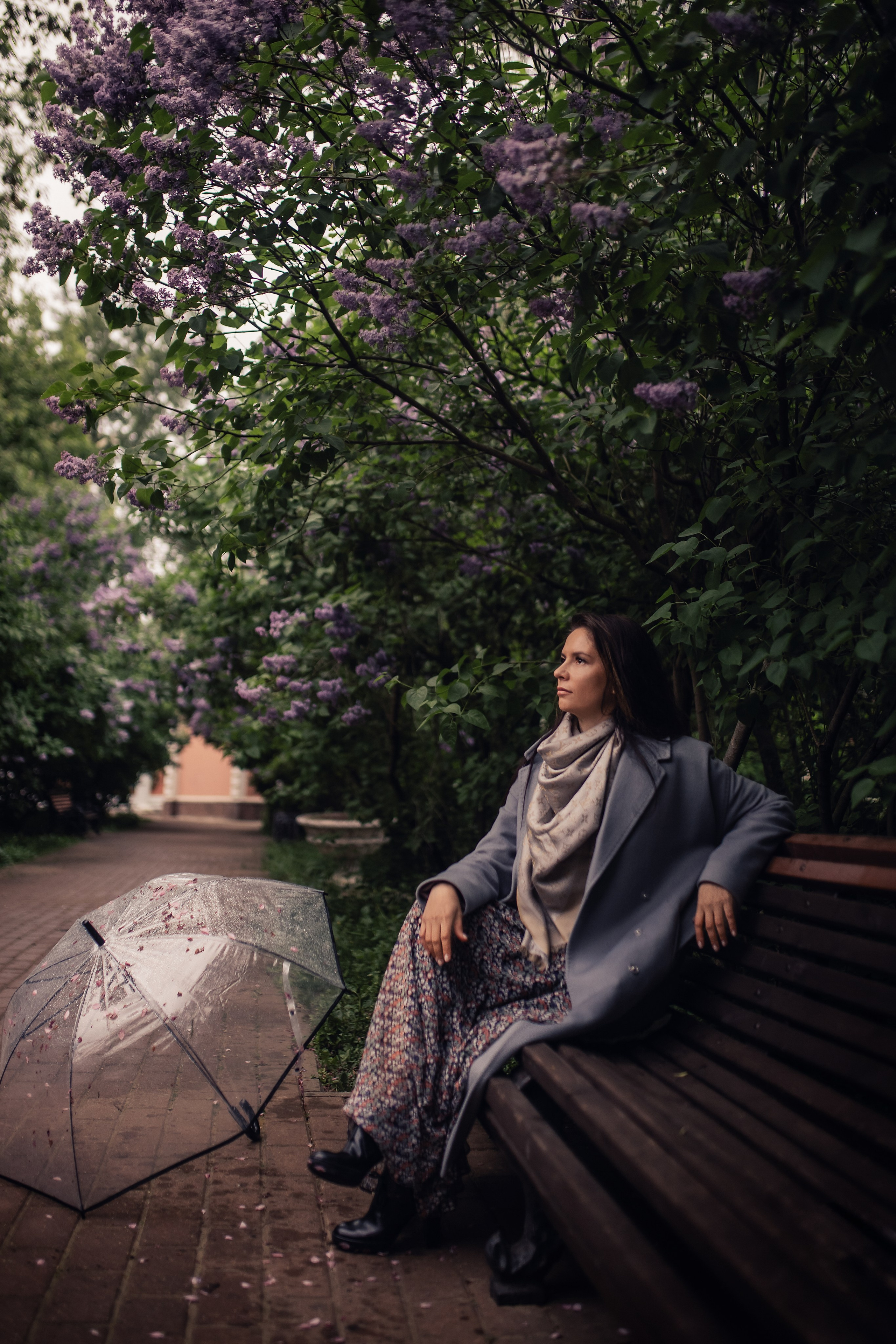 Дождливый яблоневый сад с Лизой. Фотограф в Москве Наталья Спиридонова