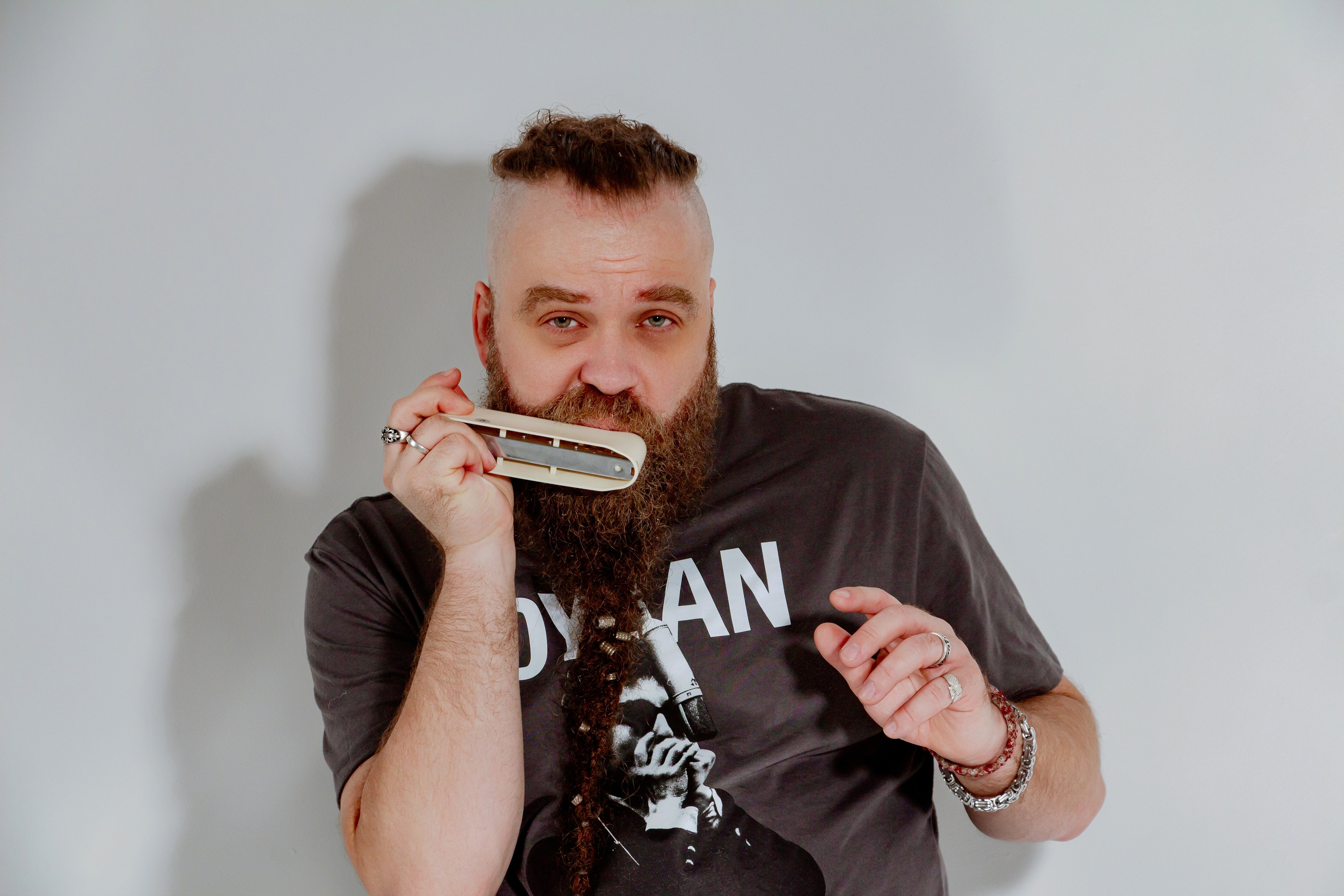 Борис Плотников. Губная гармоника. Мужской портрет, фотосессия для музыканта. Фотограф в Екатеринбурге Пойгина Елена