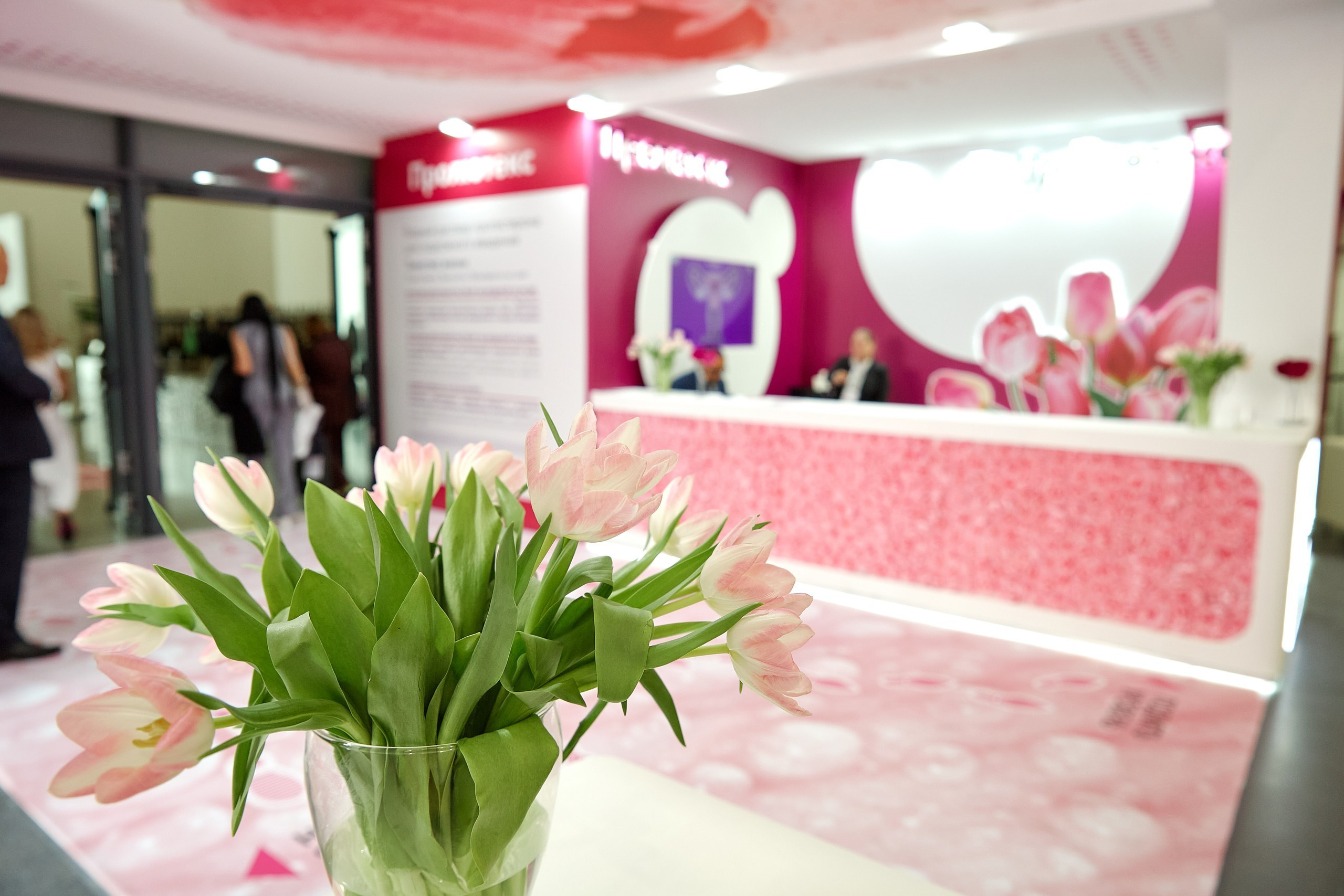 Стенд компании Angelini Pharma / Конференция РАРЧ 2023. Антон Артюшин, портретный фотограф. Москва