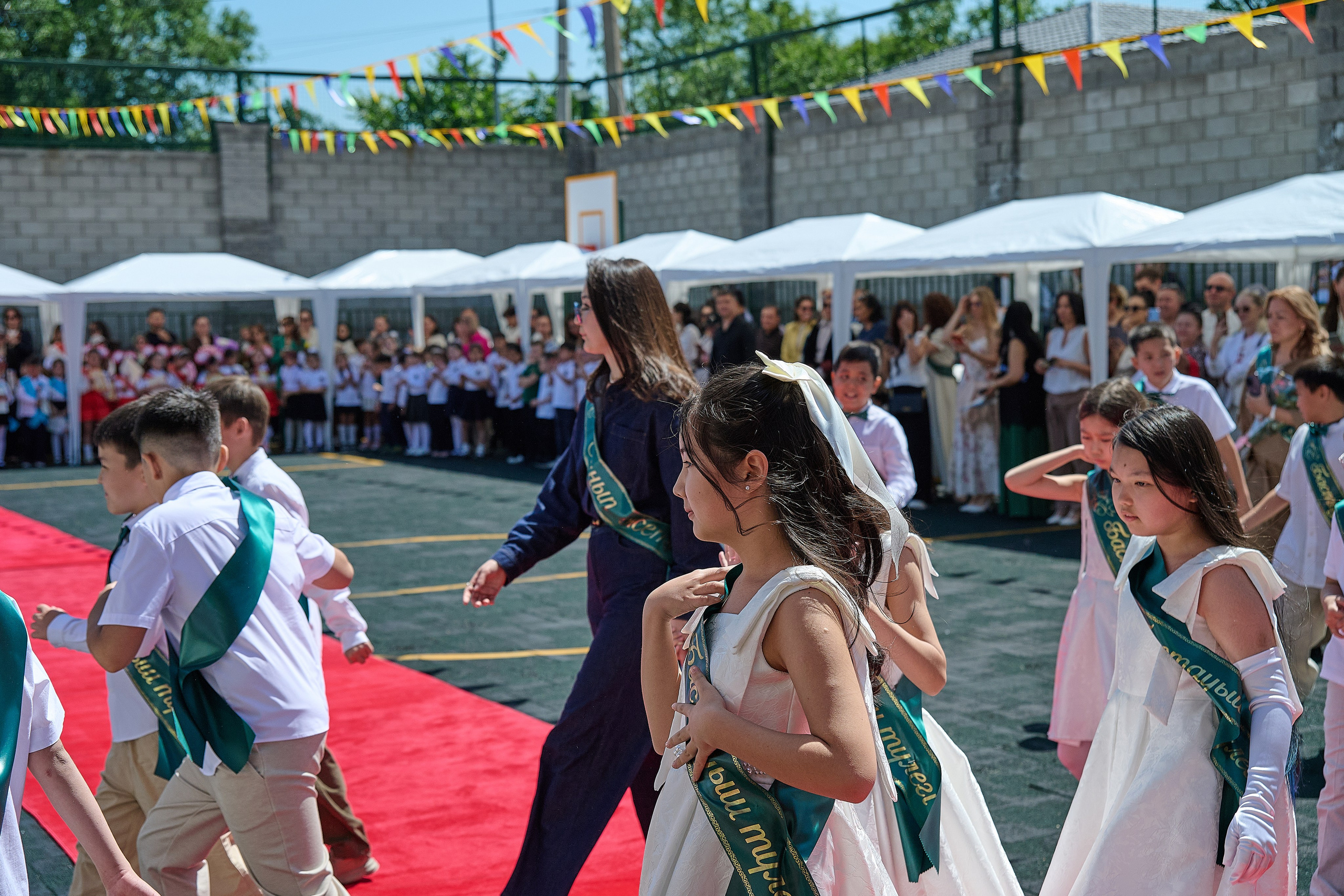 Линейка в школа Abai International school. Фотограф в Алматы Егор Поленов