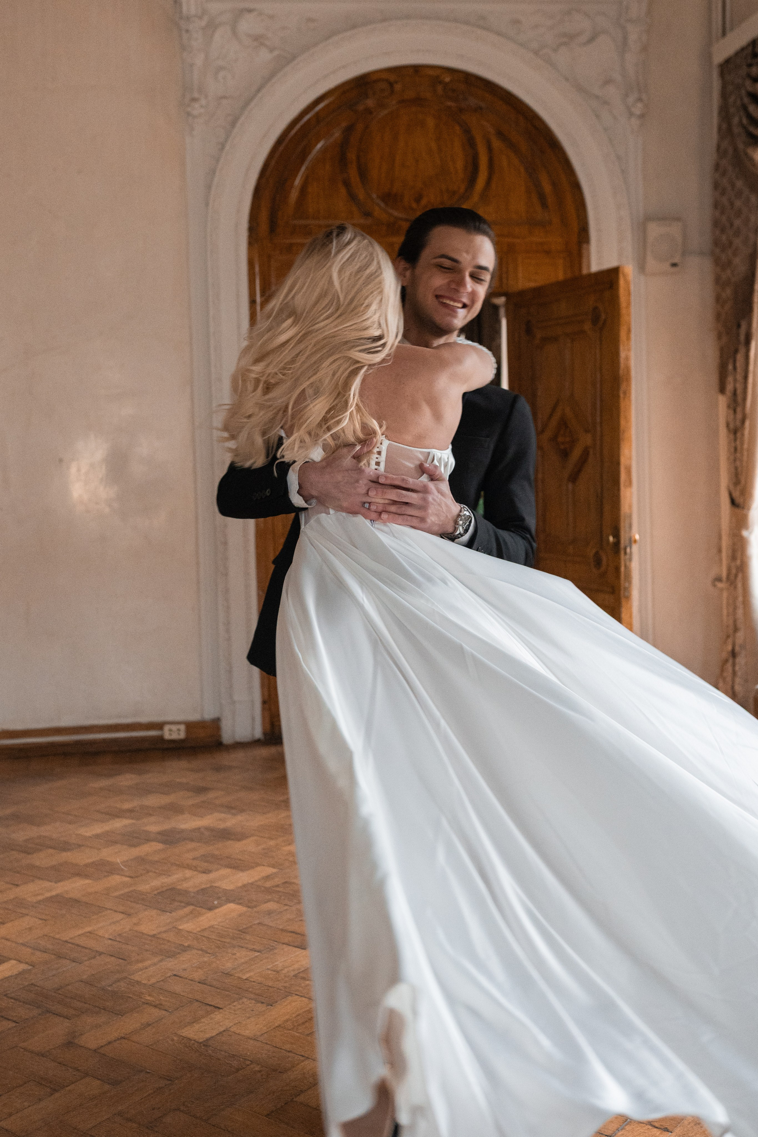 Свадебная фотосессия в Пушкинской библиотеке. Свадебный фотограф в Москве Анна Полушина