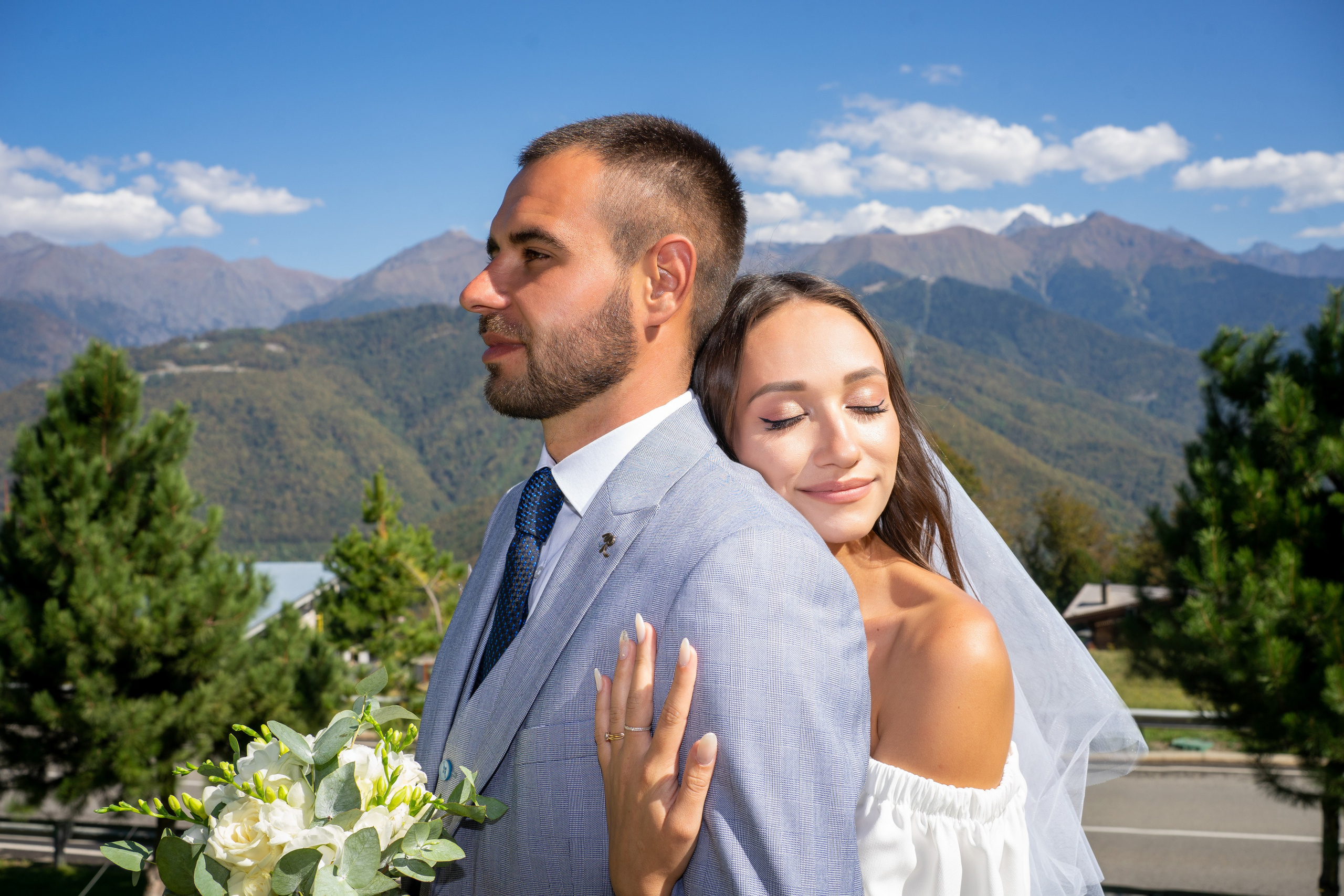 Свадебная прогулка в Красной поляне и на аллее пальм в Сириусе. Фотограф в Сочи Тиунова Маргарита и Тиунов Евгений