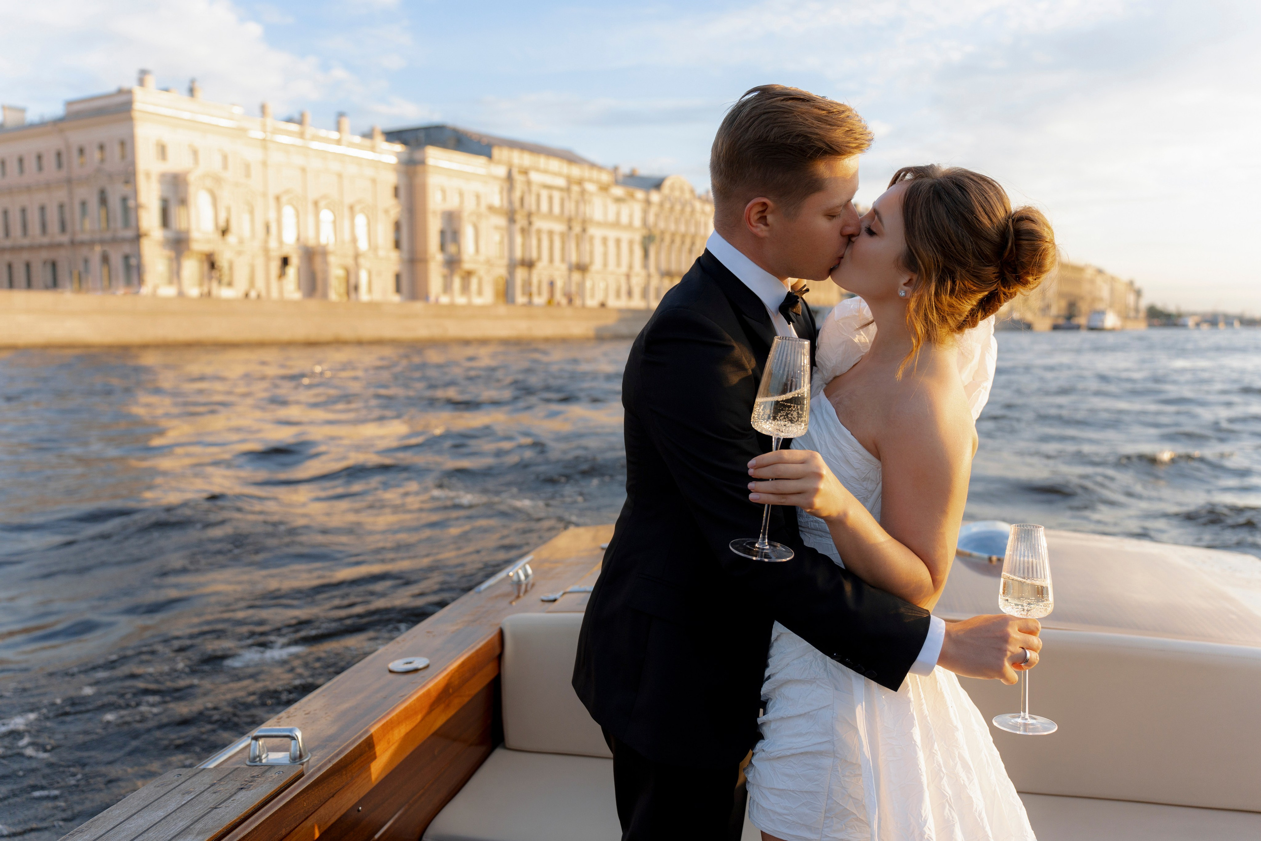 Настя и Лёша. Прогулка по Питеру. Катер. На цифру и плёнку. Свадебный фотограф Катерина Чулкова