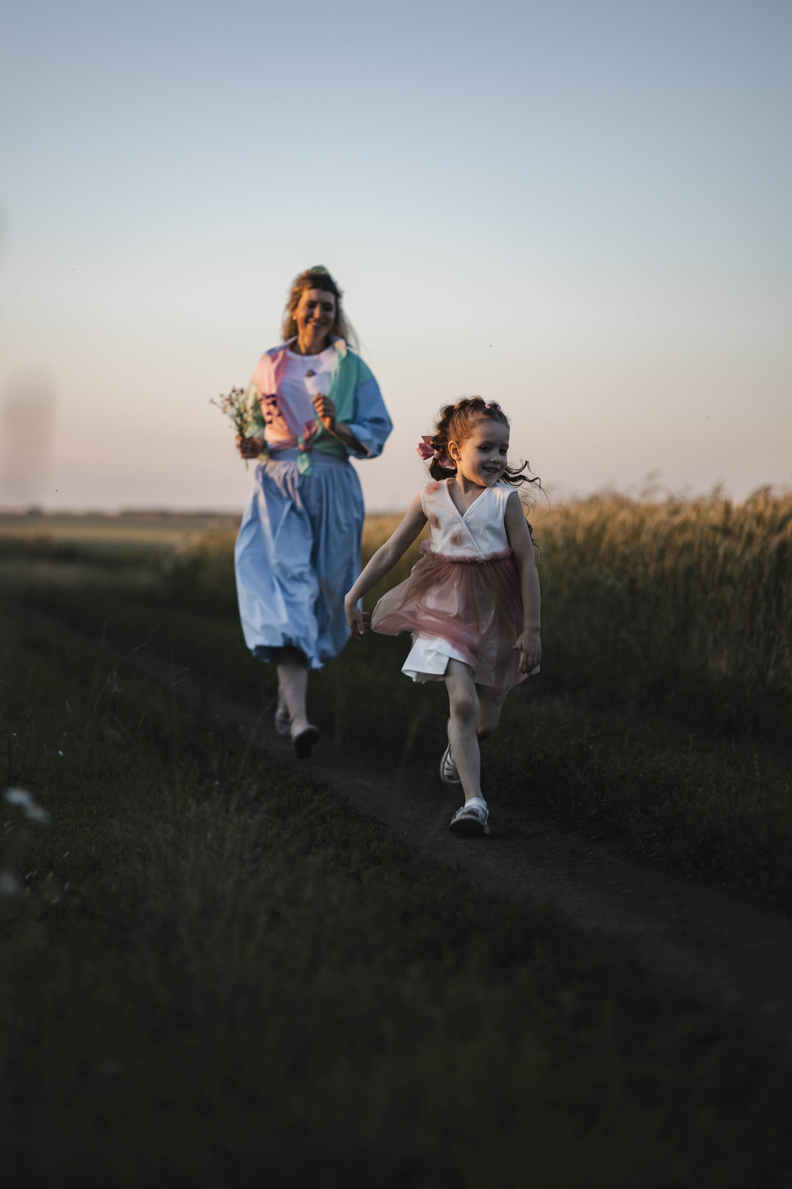 Внучка и бабуля прогулка на природе. Коммерческий фотограф