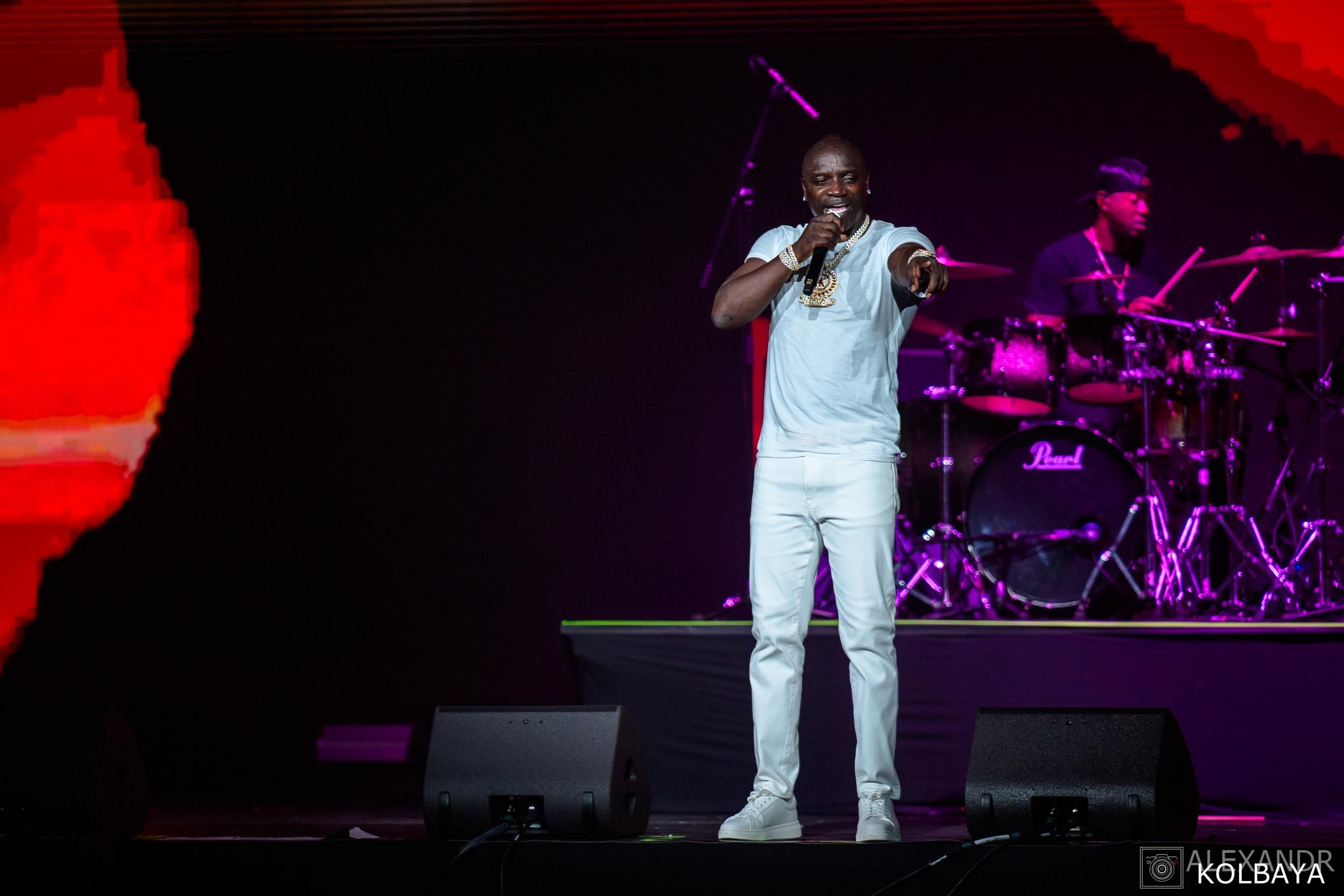 Фоторепортаж с концерта AKON в Сочи 8 августа 2025 года. Сириус. Концертный и театральный репортажный фотограф в Москве Александр Колбая