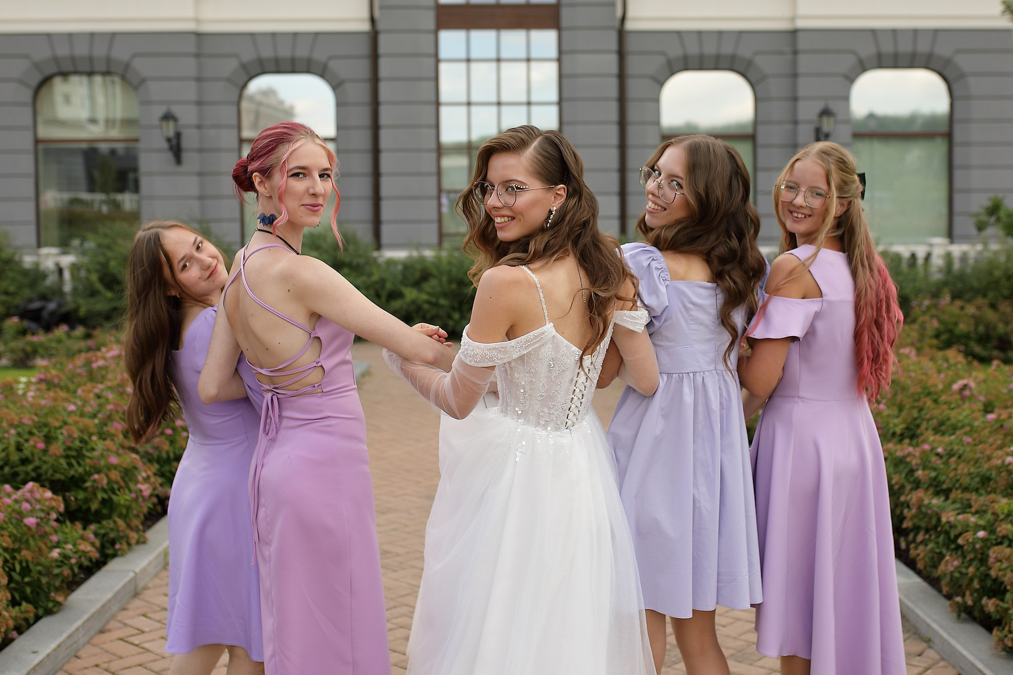 Свадебная фотосессия невеста с подружками на улице в сиреневых платьях