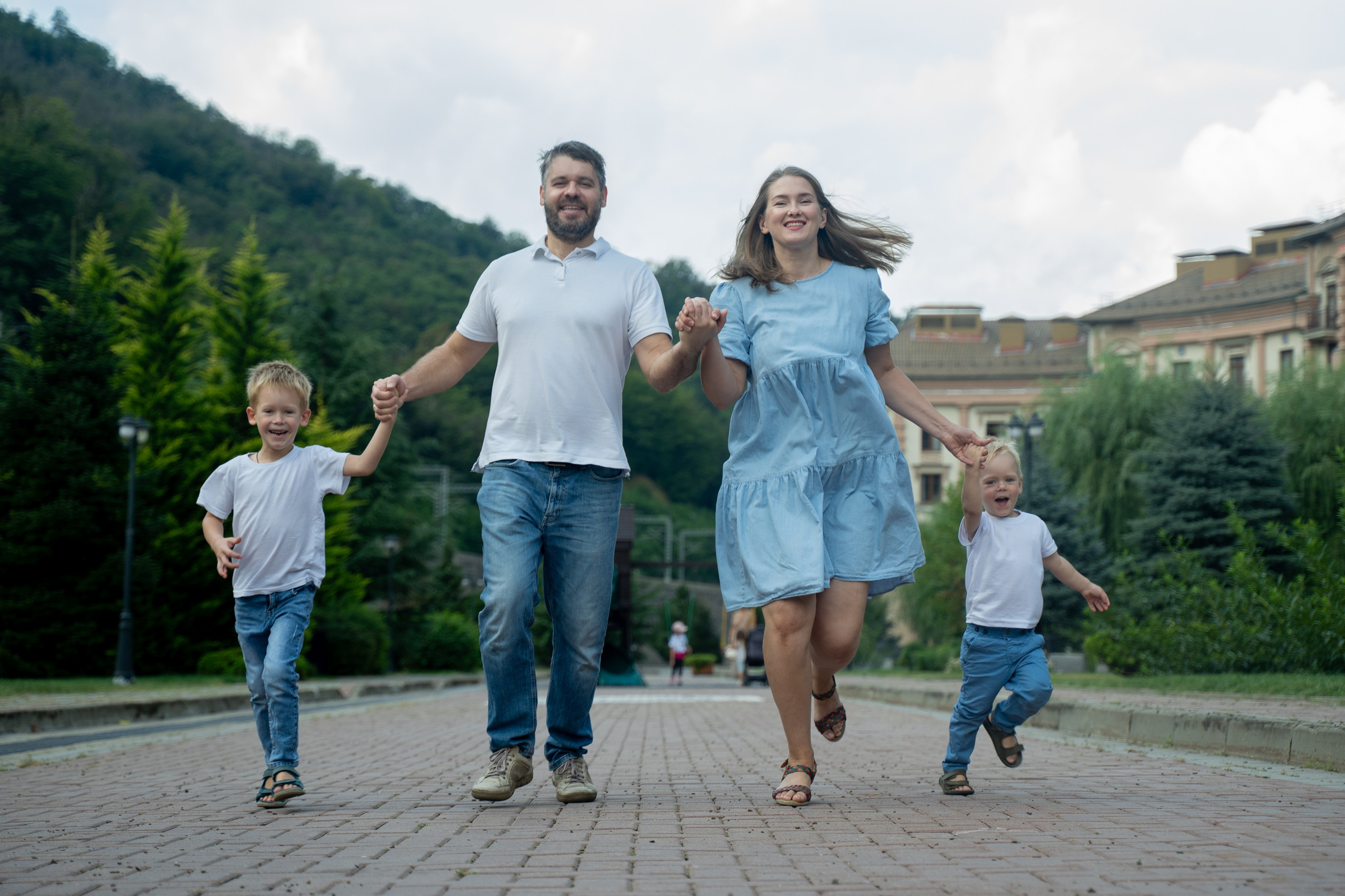 Фотоснимок в движении семьи на дороге 