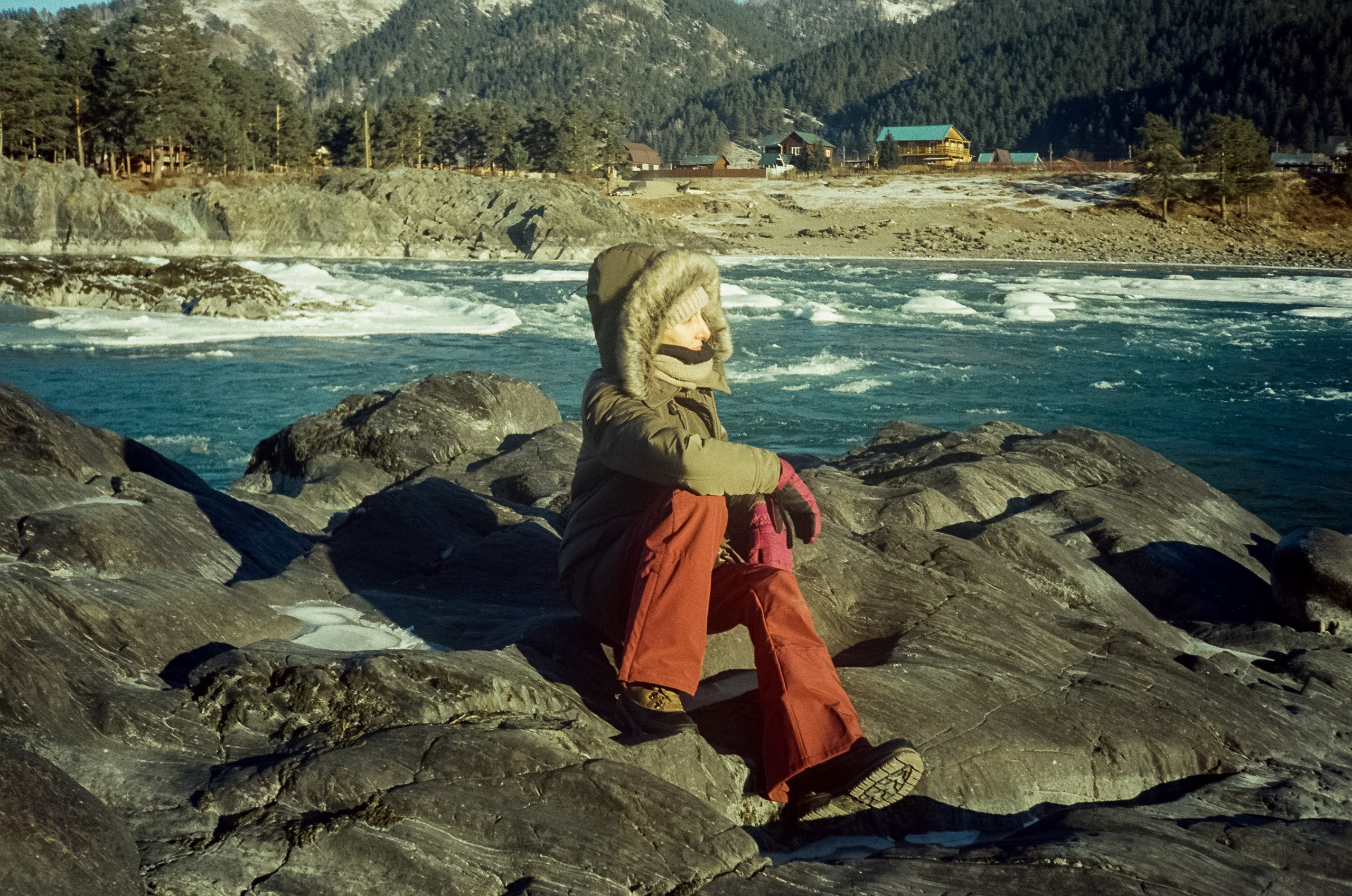 Мост над скалами Зубы Дракона и яркая синева зимней Катуни. Фотограф-документалист Мария Осокина