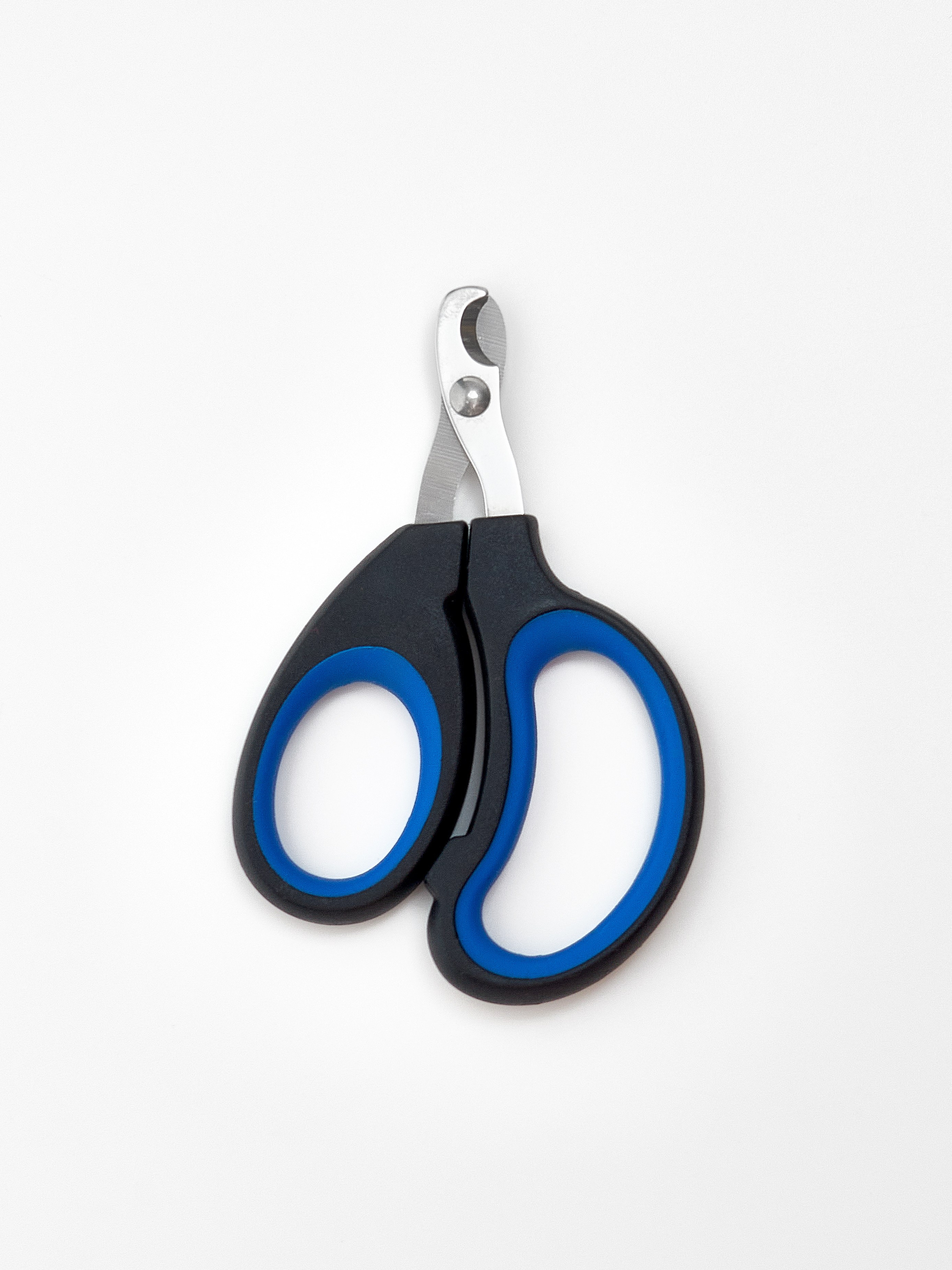 Предметная фотосъёмка синего  когтереза для животных на белом фоне под инфографику для маркетплейсов