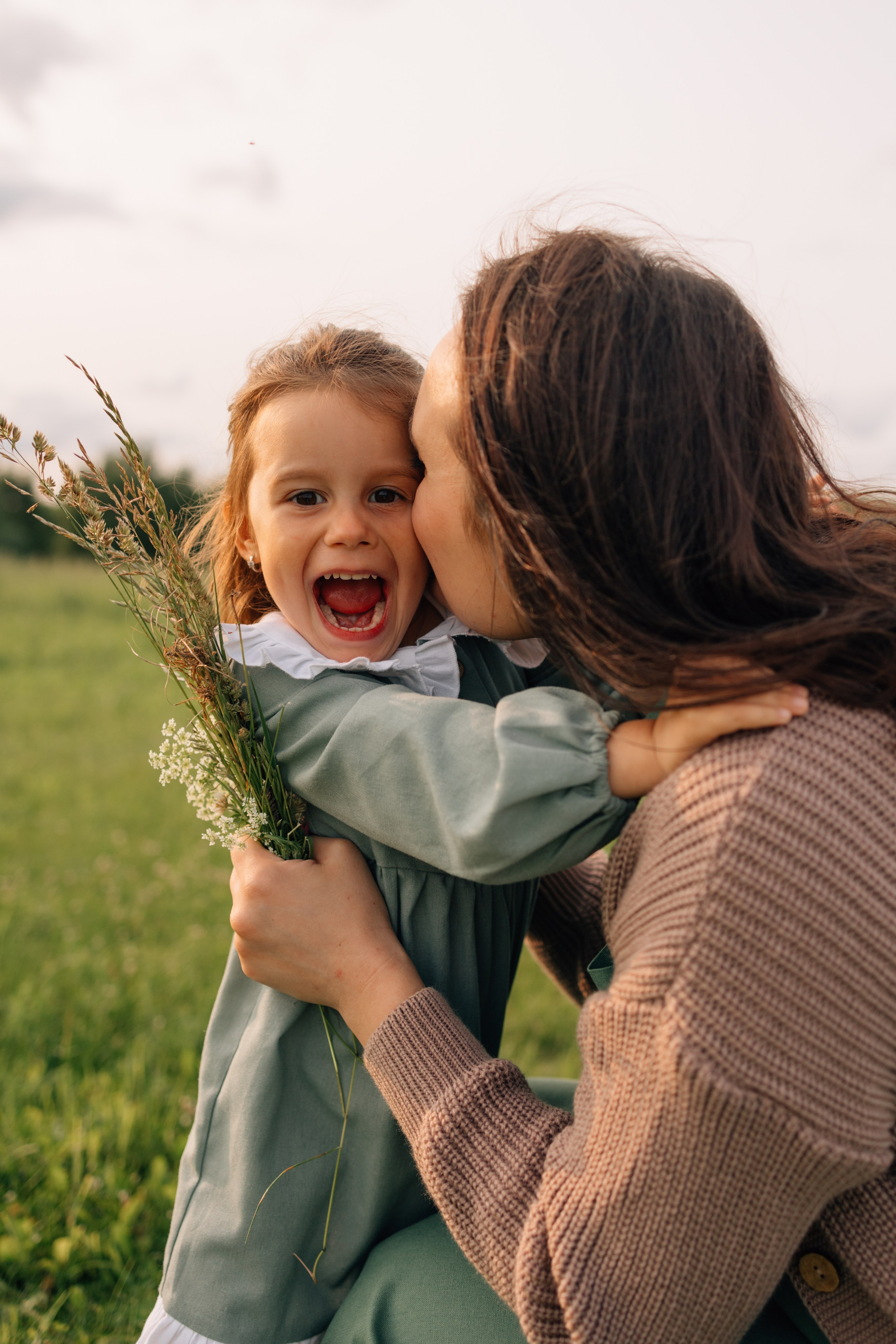 Анна, Марчелло, Настенька и Влада в поле. Фотограф Москва Светлана Кирюшина