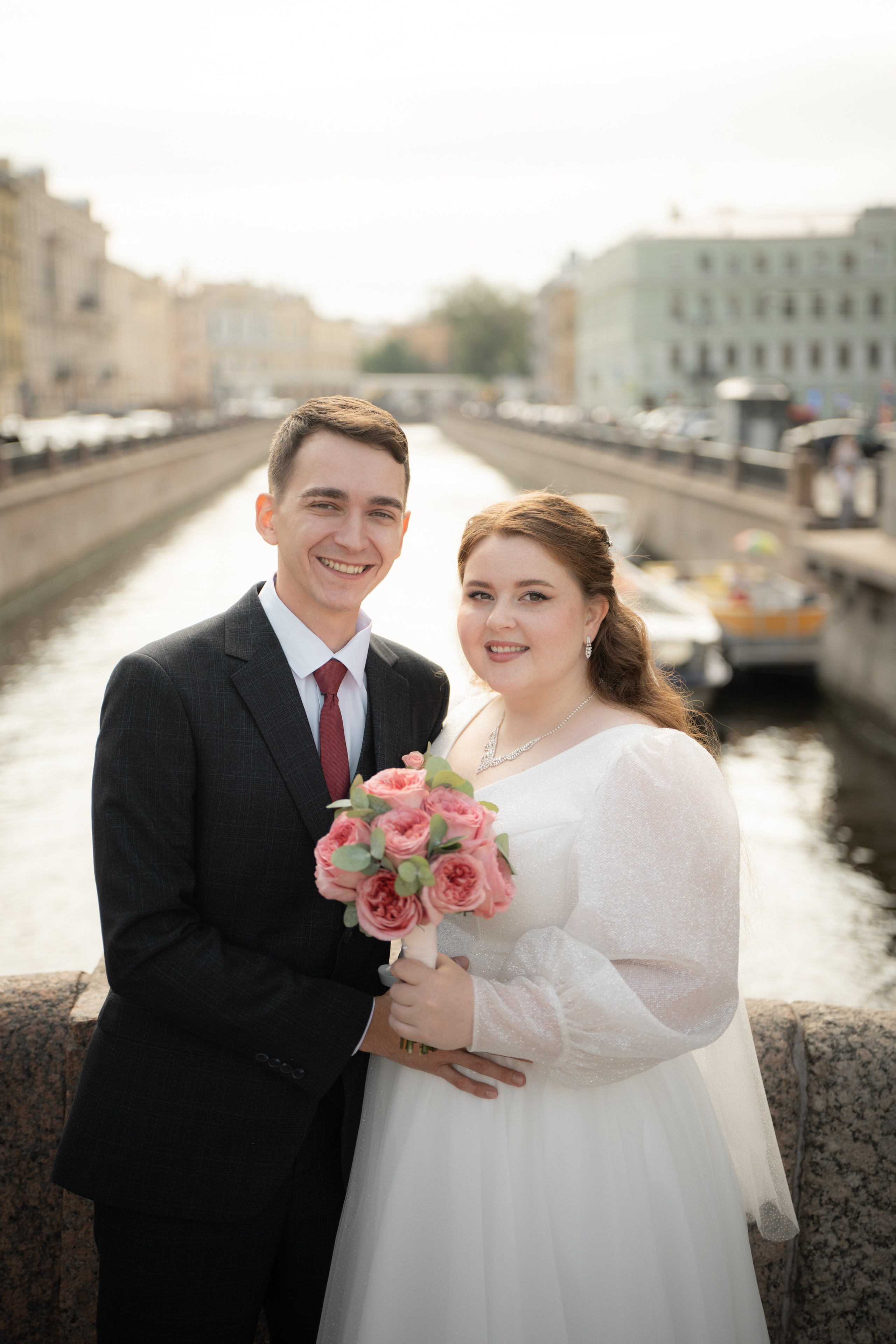 Красивые места для свадебной фотосессии летом в Санкт-Петербурге. Свадебный фотограф Александр Невский в Санкт-Петербурге