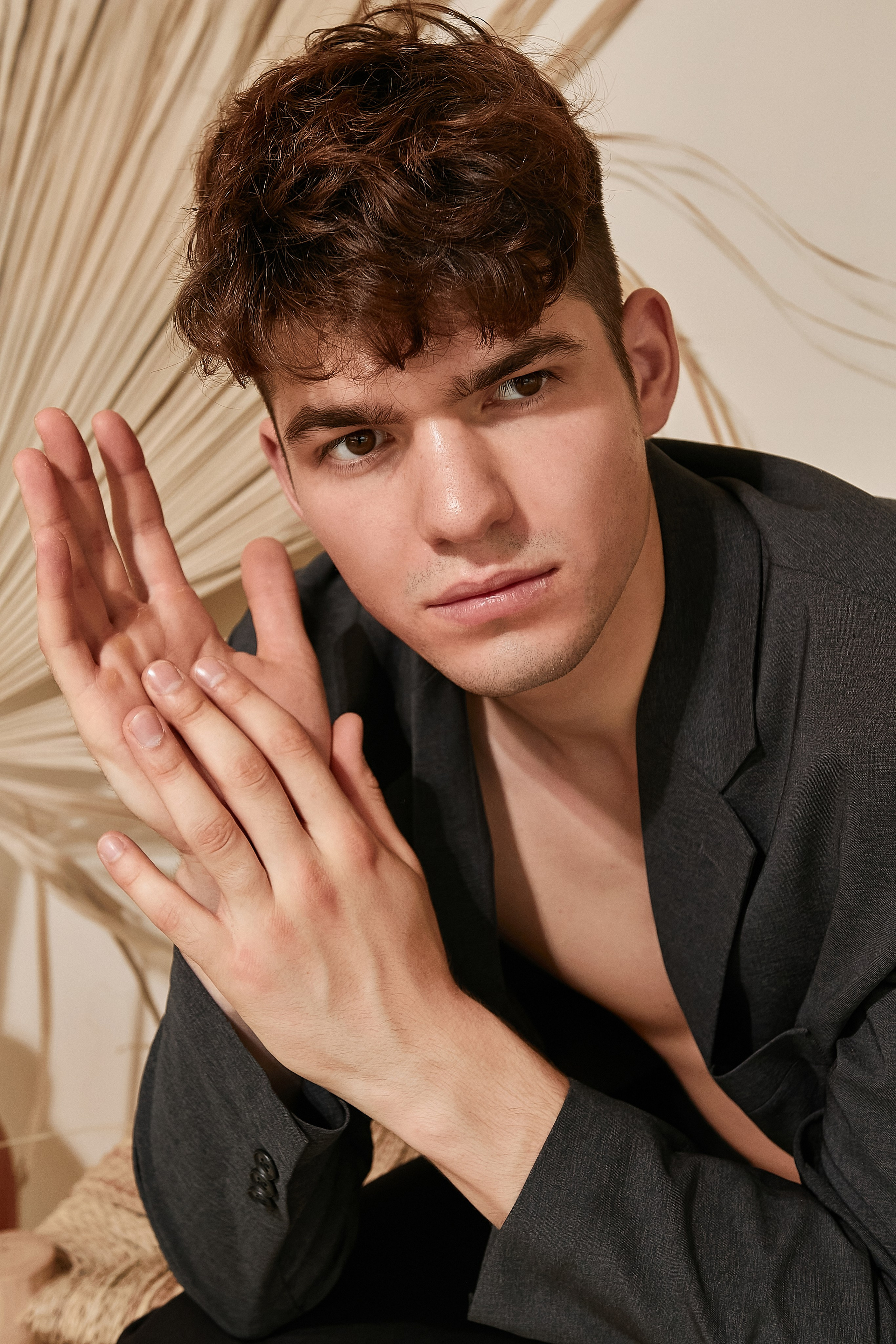 мужчина в пиджаке