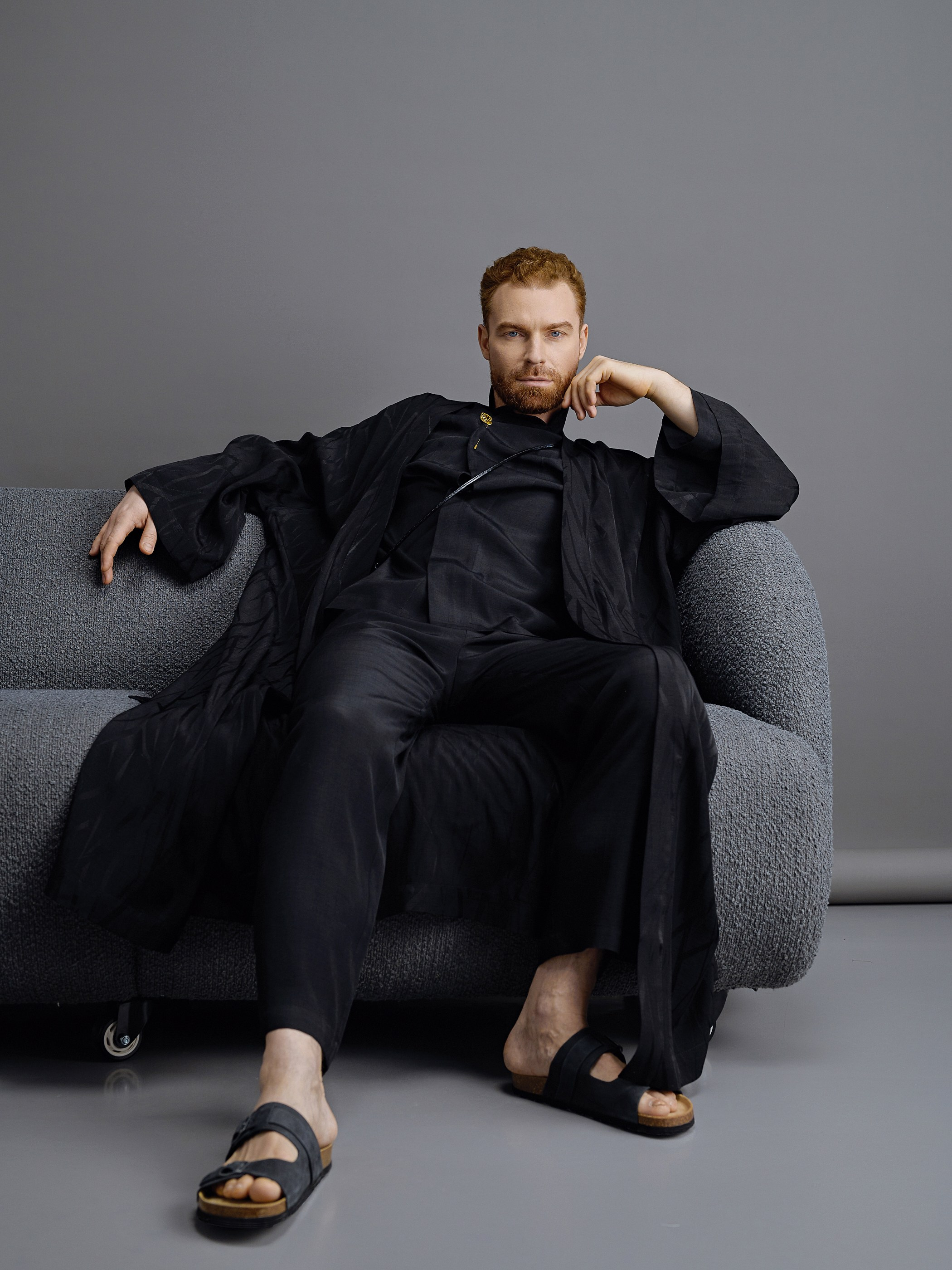 Мужчина модель в черной одежде