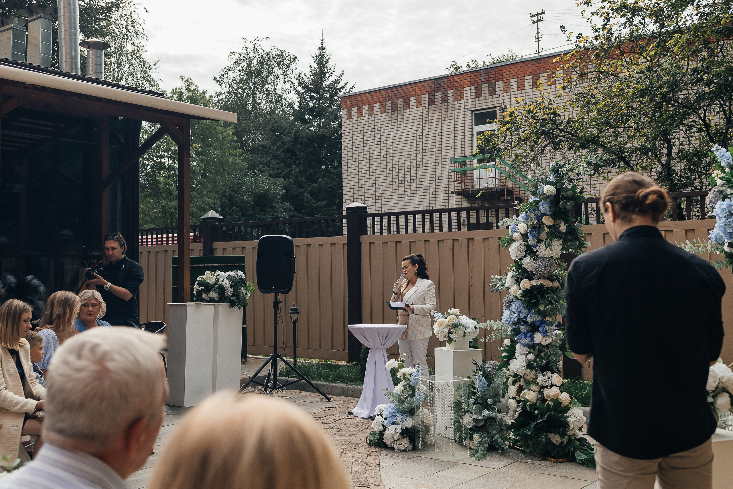 Трогательная выездная церемония в уютном дворике отеля. Олег Сверчков | Свадебный фотограф Вологда