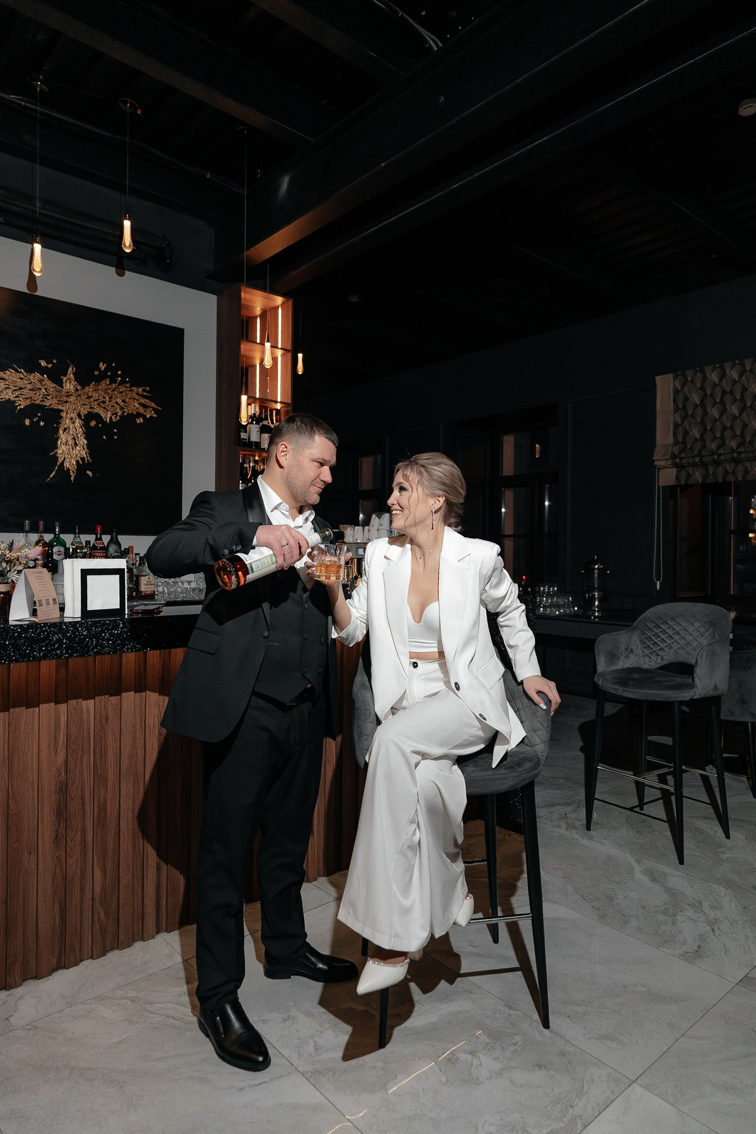 Жених и невеста у барной стойки в ресторане в гостинице Аквалина