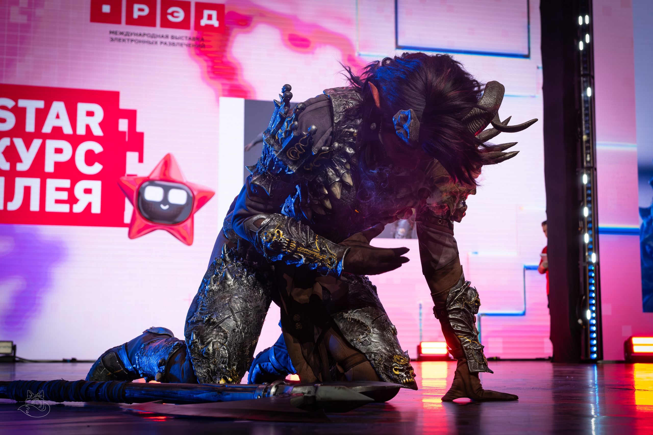 Сцена РЭД ЭКСПО 2024. Косплей фотограф
