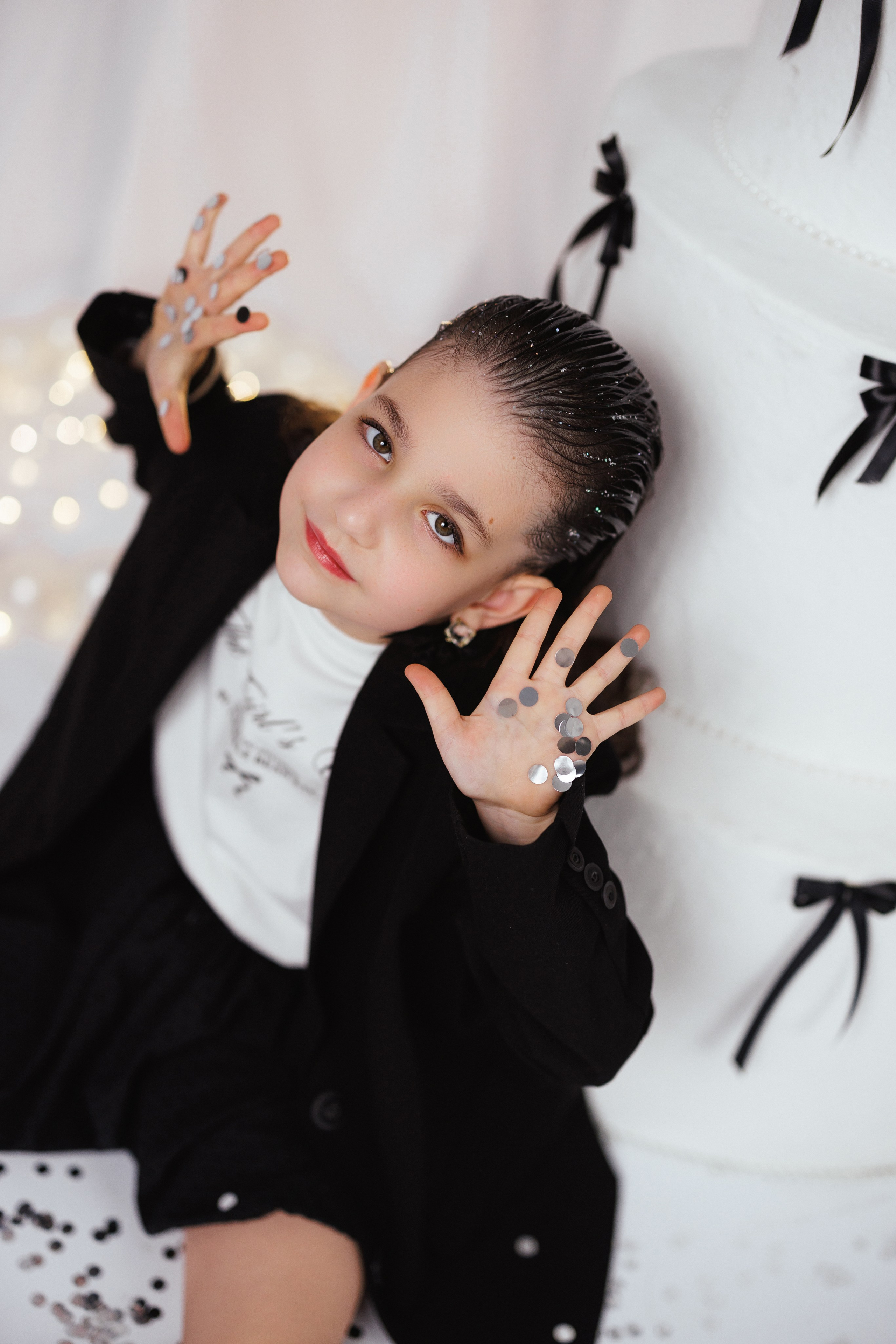 Фотосессия к дню рождения с большим тортом, в детской фотостудии «Антураж», город Краснодар. Семейный и детский фотограф в Краснодаре Анна Трашкова