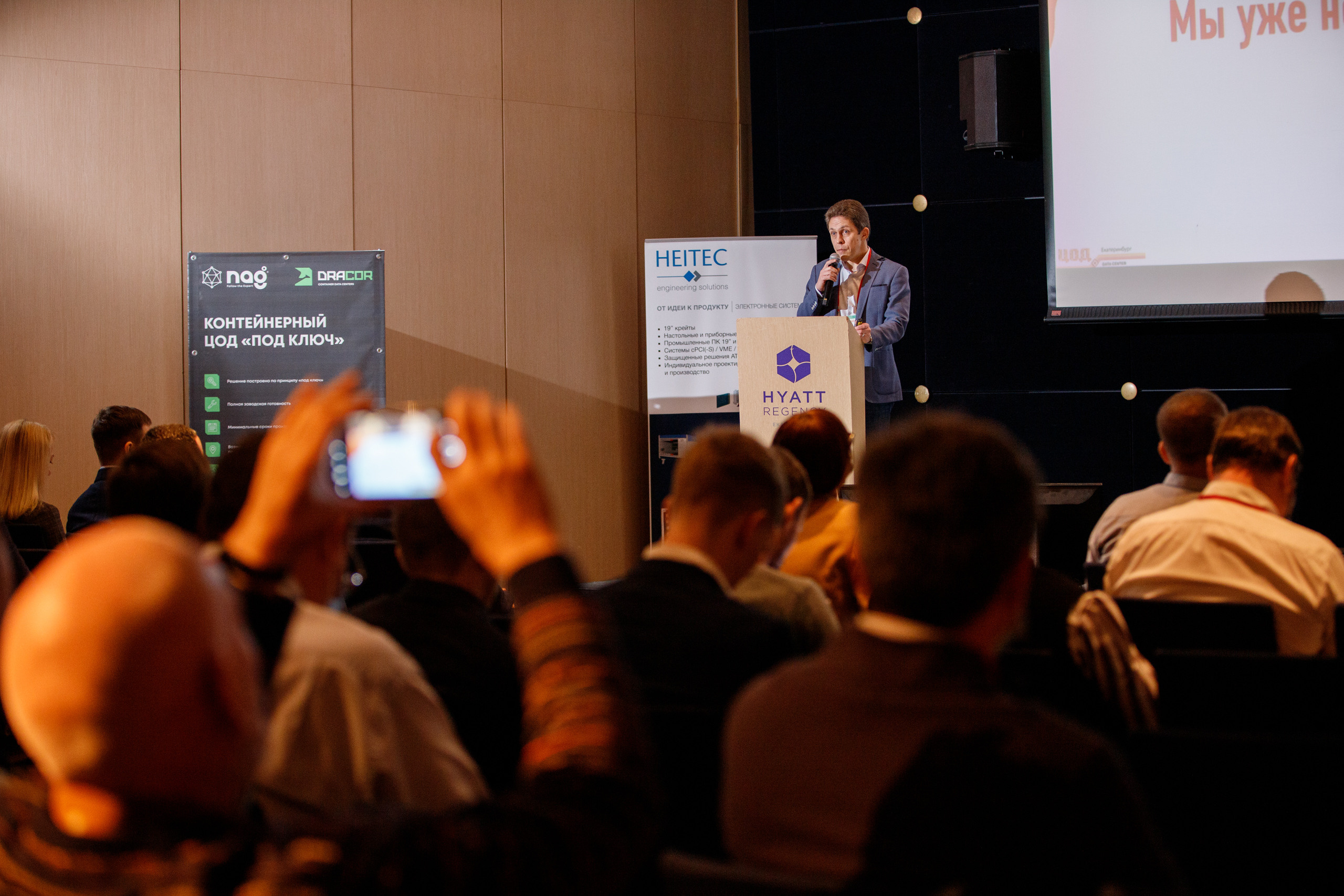 Фотограф на выставку. Контент для бизнеса в Екатеринбурге Полдень Медиа