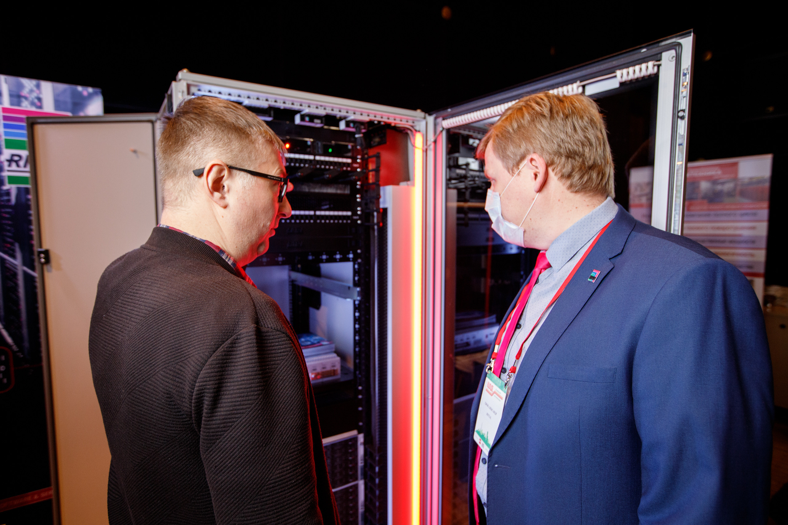 Фотограф на выставку. Контент для бизнеса в Екатеринбурге Полдень Медиа