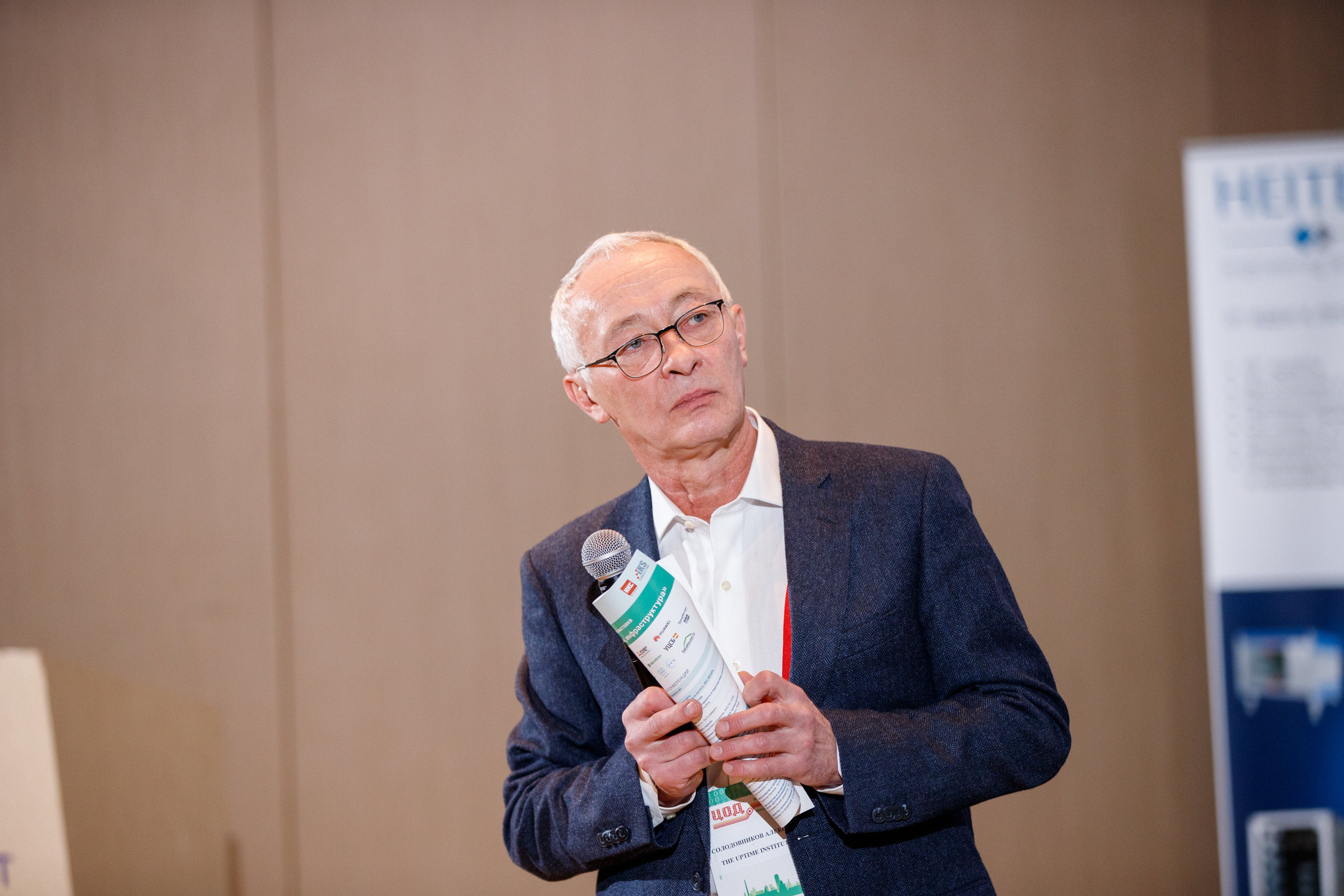 Фотограф на выставку. Контент для бизнеса в Екатеринбурге Полдень Медиа