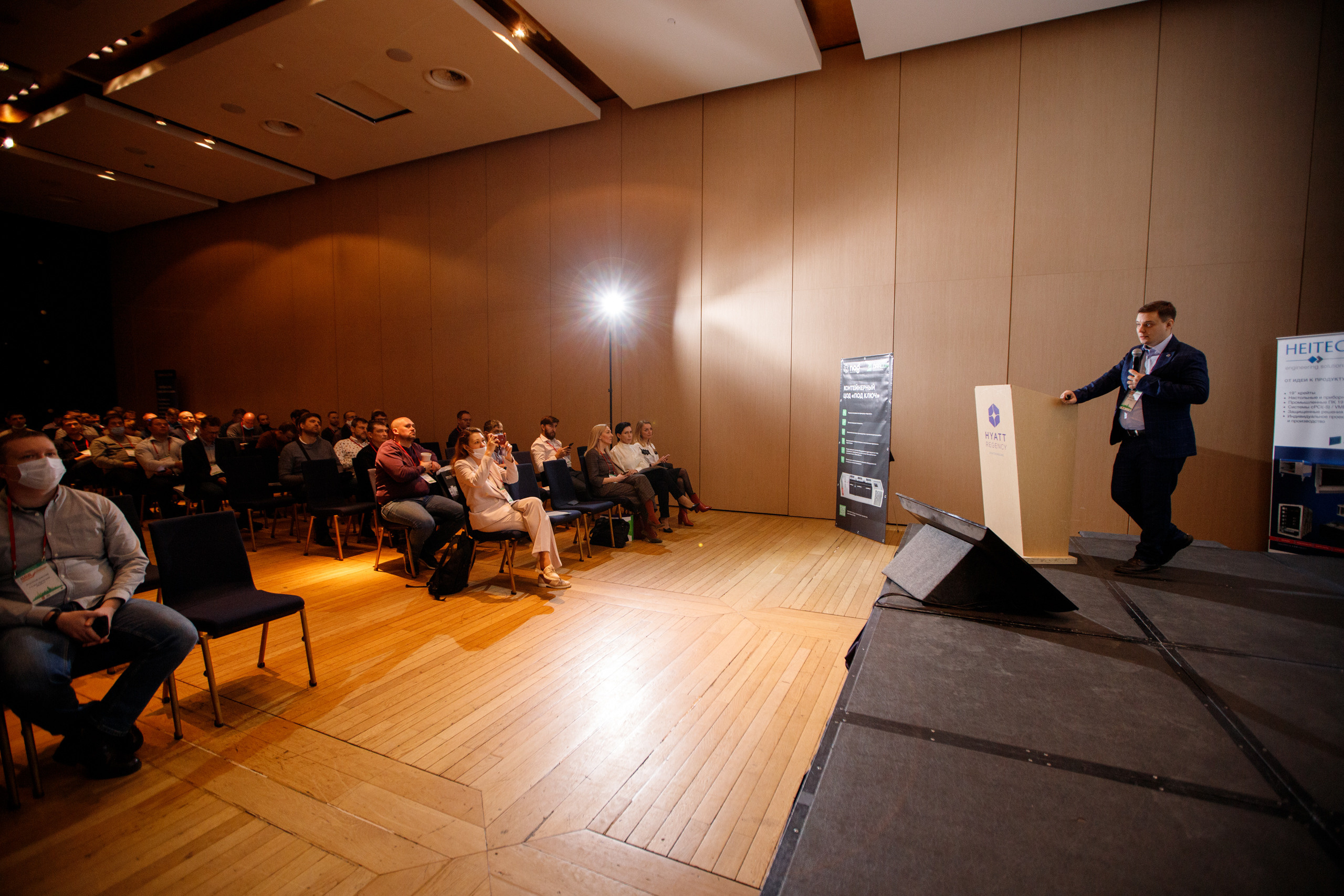 Фотограф на выставку. Контент для бизнеса в Екатеринбурге Полдень Медиа