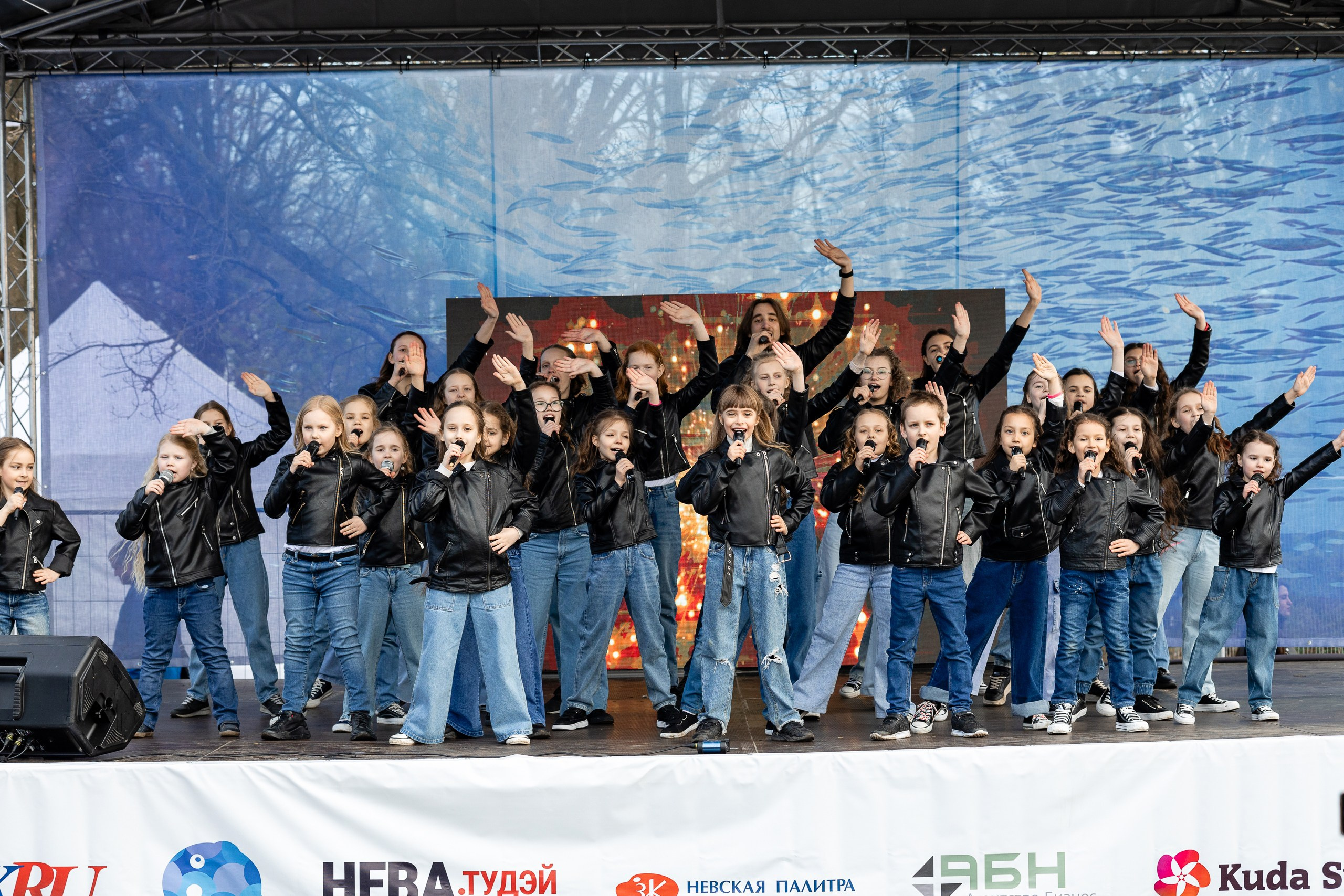 Детская вокальная группа на сцене