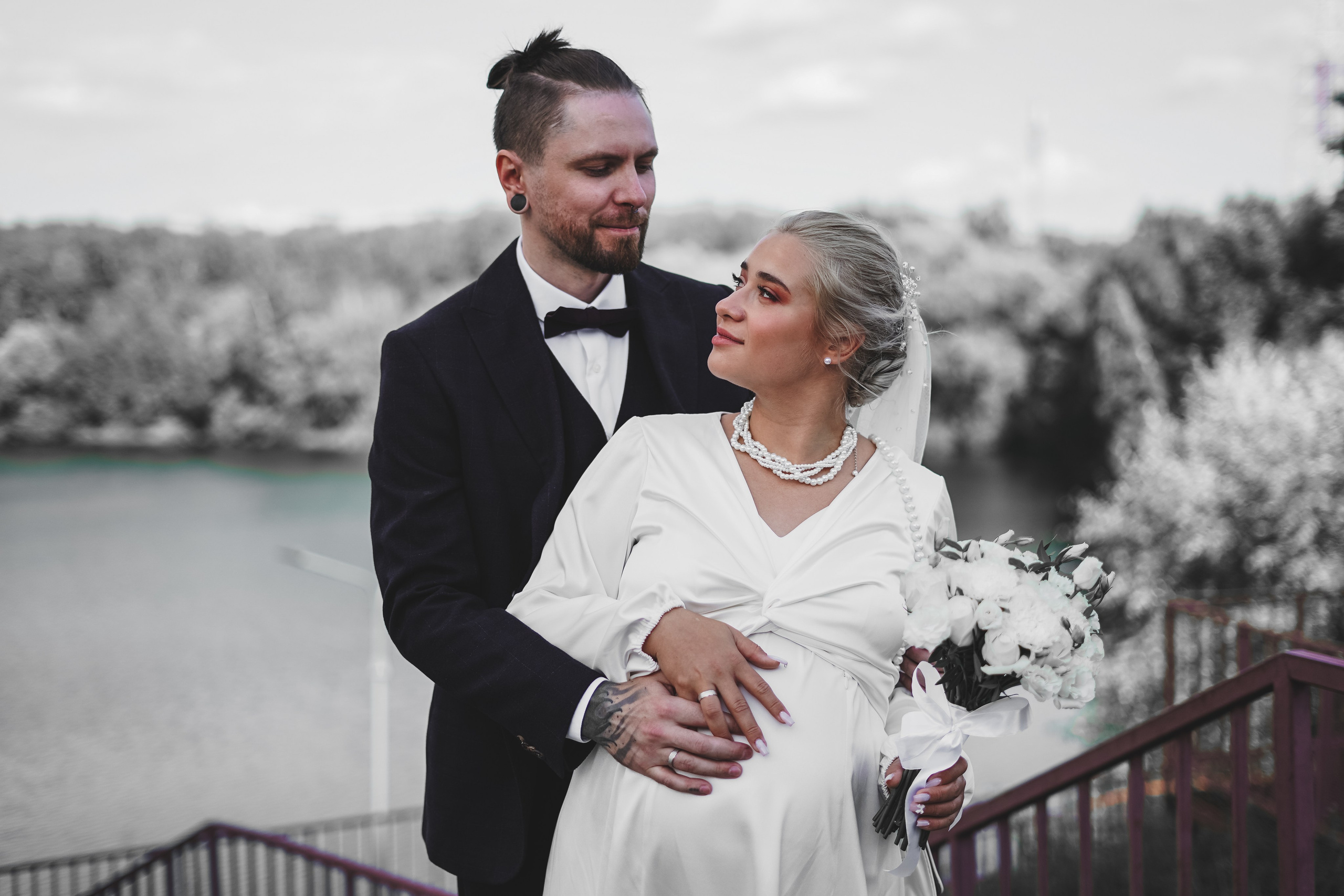 Невеста и жених на фотосессии возле реки