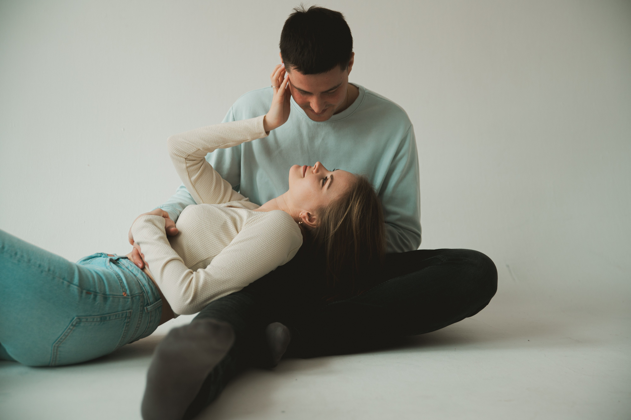 Предсвадебная лавстори в студии в Москве. Свадебный и портретный фотограф в Москве Жердев Даниил