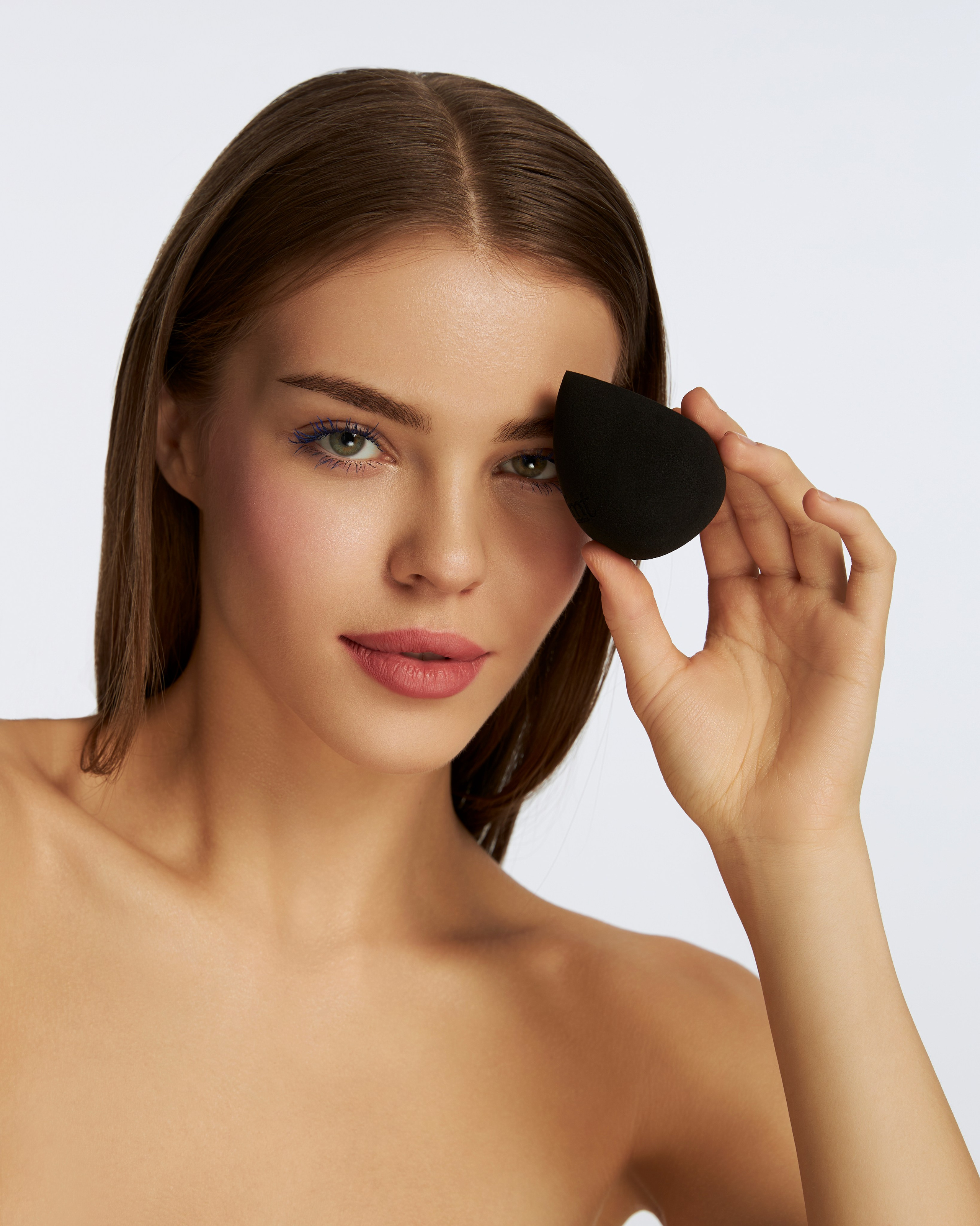 На фотографии вы видите незаменимый инструмент – мягкий спонж для макияжа. Его текстура и форма позволяют создать идеальное покрытие и ровный тон кожи, что делает его неотъемлемым элементом каждой бьюти фотосессии.
