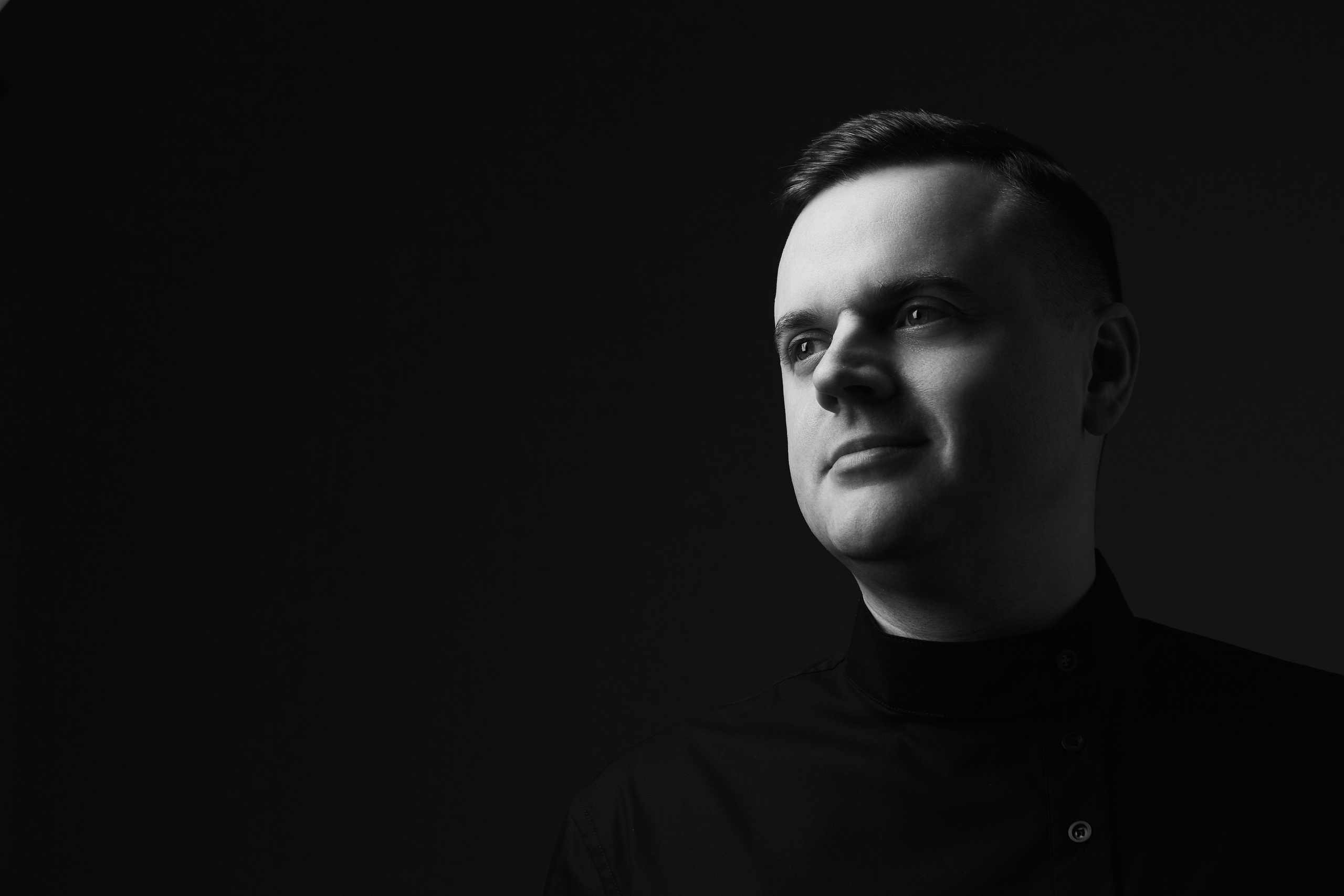 Черно-белый мужской портет в студии