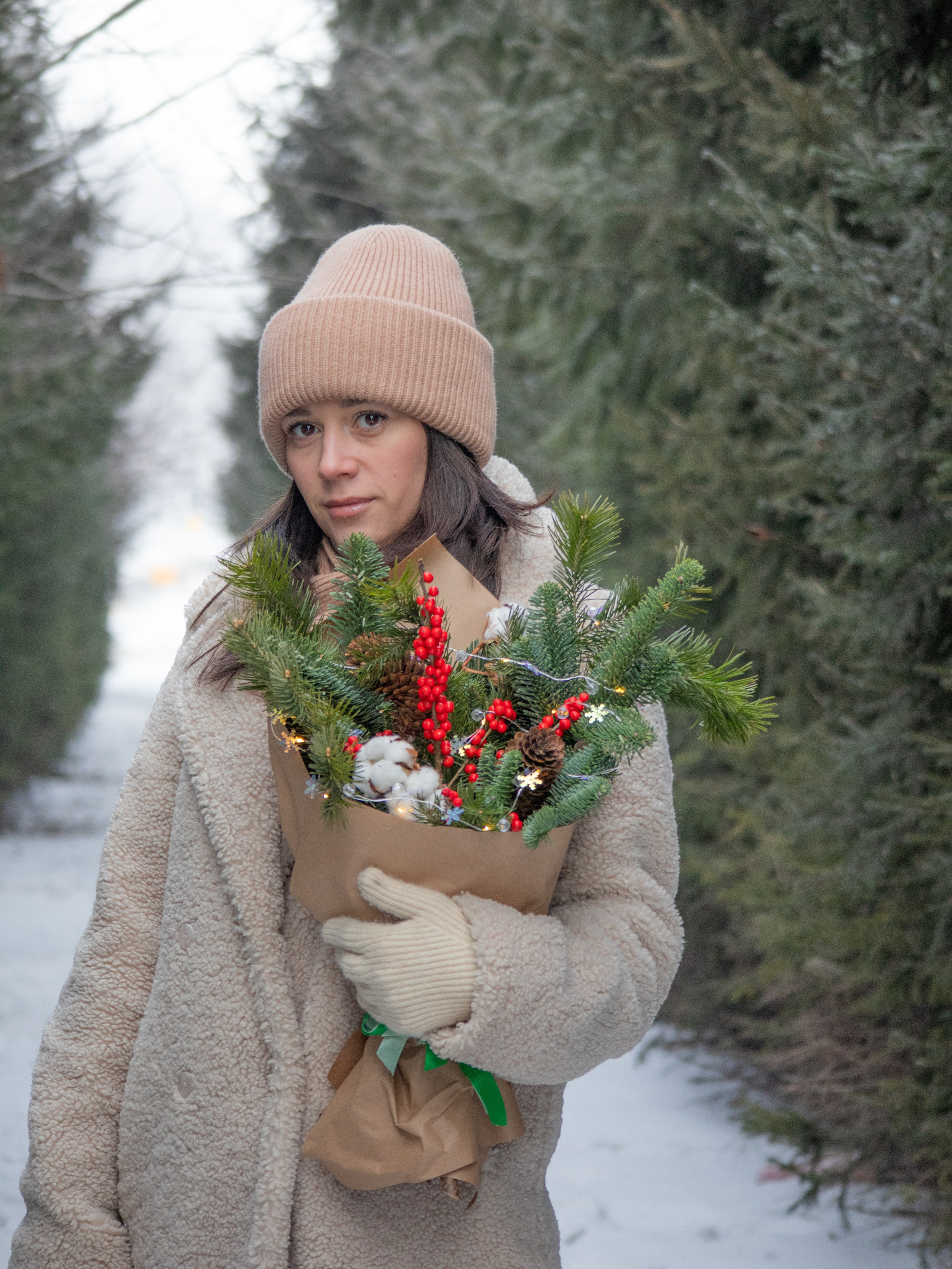 Прогулочная фотосессия с еловым букетом. Фотограф из Полысаево Александра Миннигалимова