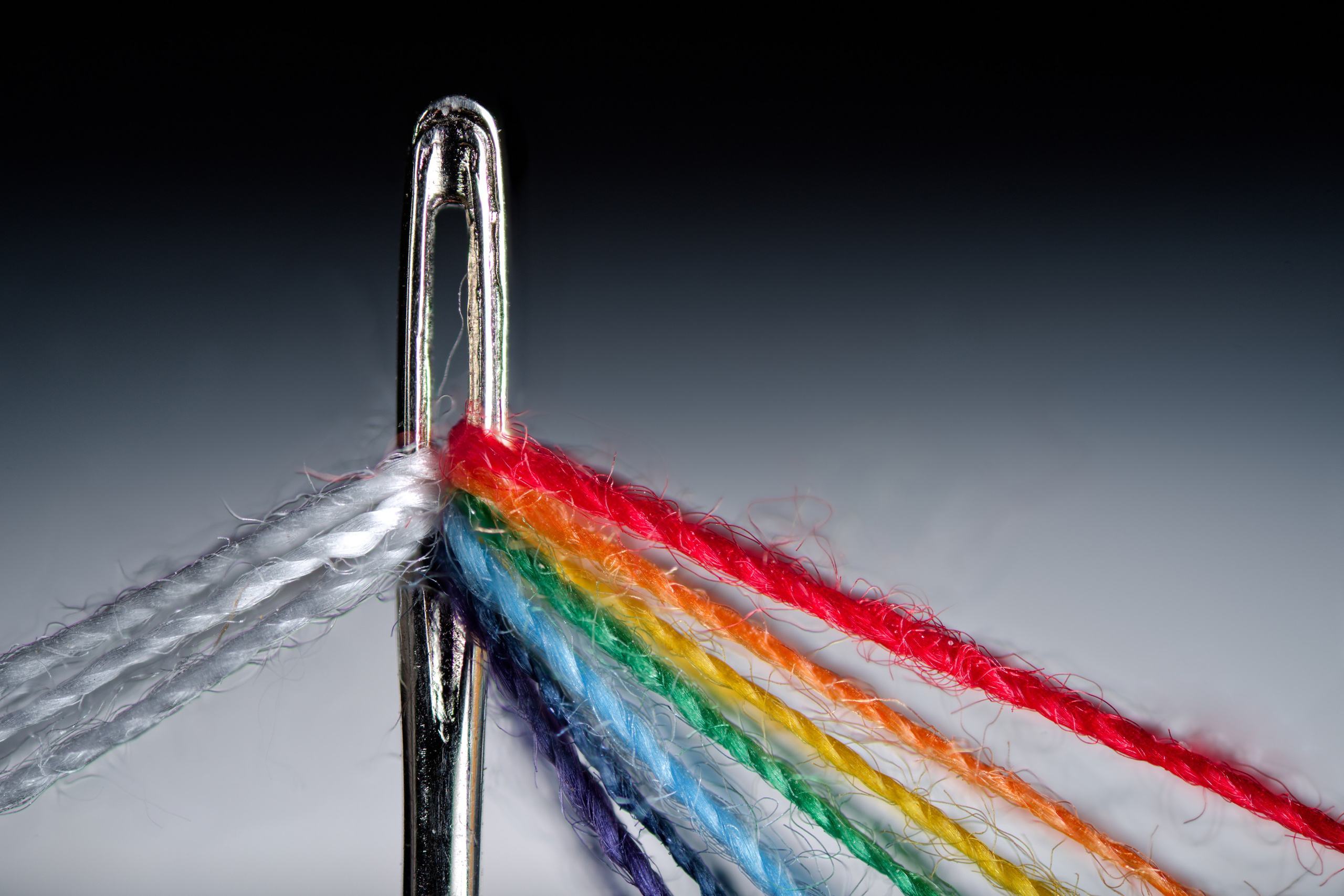 Цветные нитки и иголка, имитирующие опыт с дисперсией света