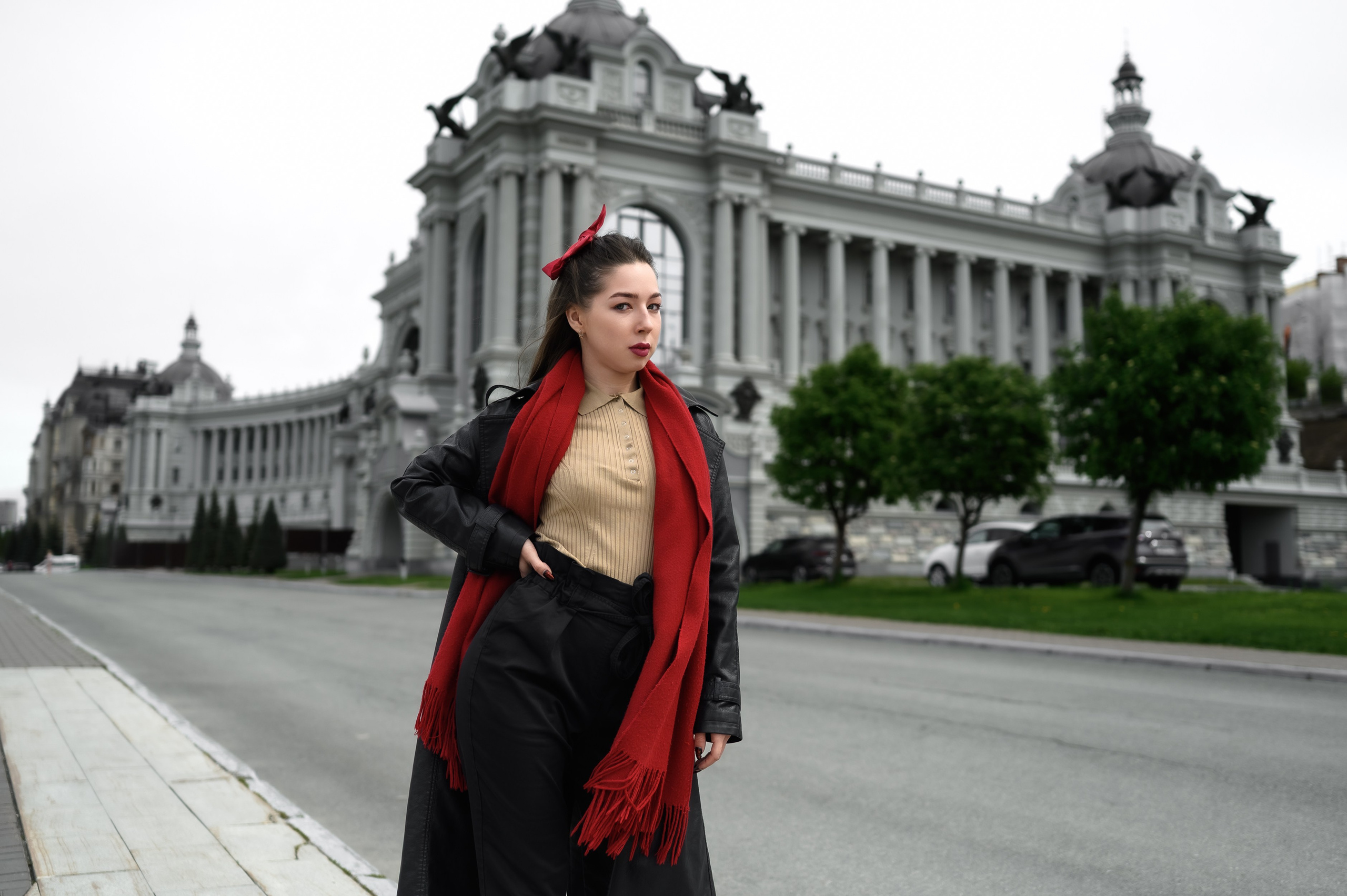 Фото модели возле Дворца земледельцев