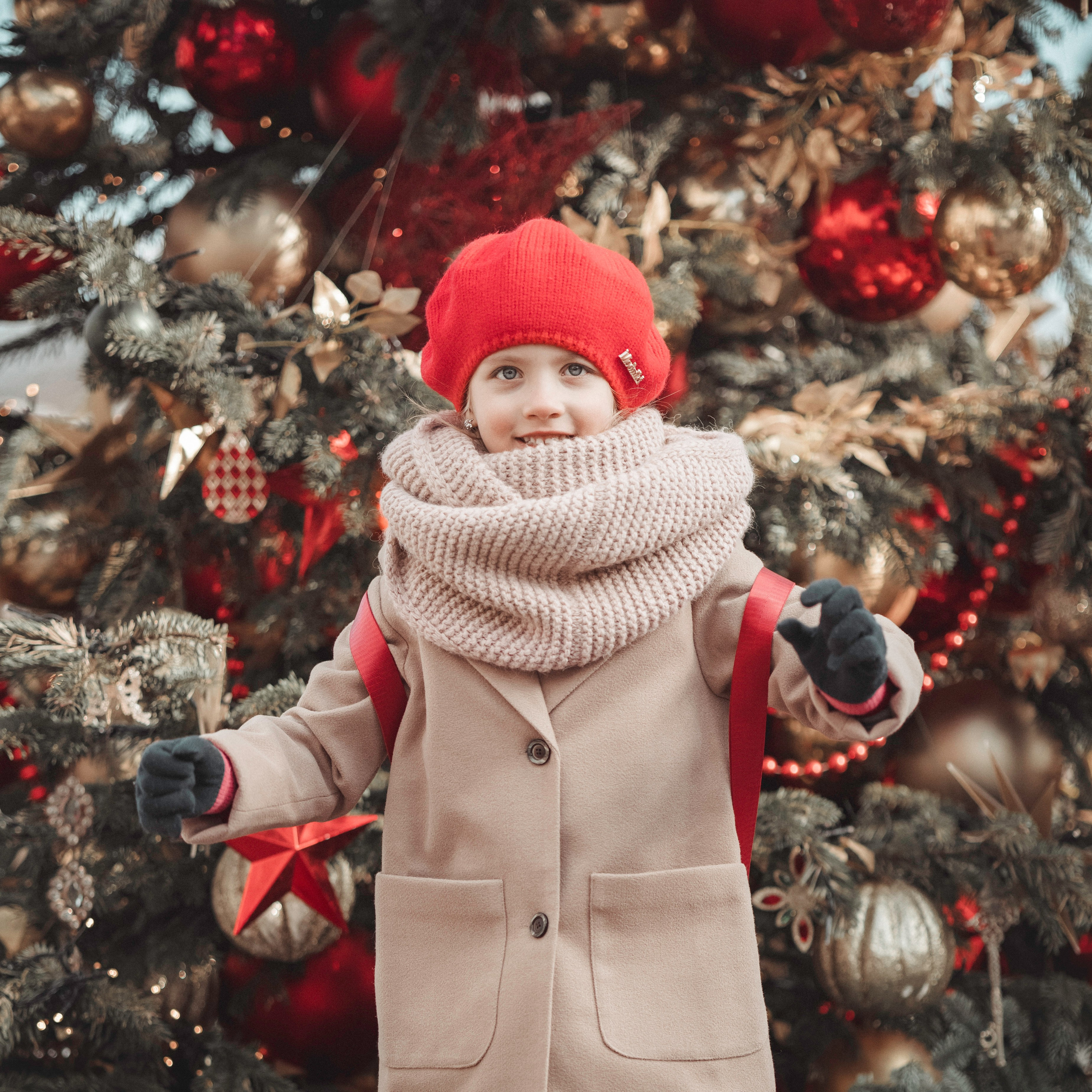 Семейная фотосъемка в Москве для мамы и дочки. Прогулка днем по новогодней Москве украшенной зимними новогодними елками и шарами, красно-бежевая, Третьяковский проезд, Манежная площадь, ГУМ-ярмарка