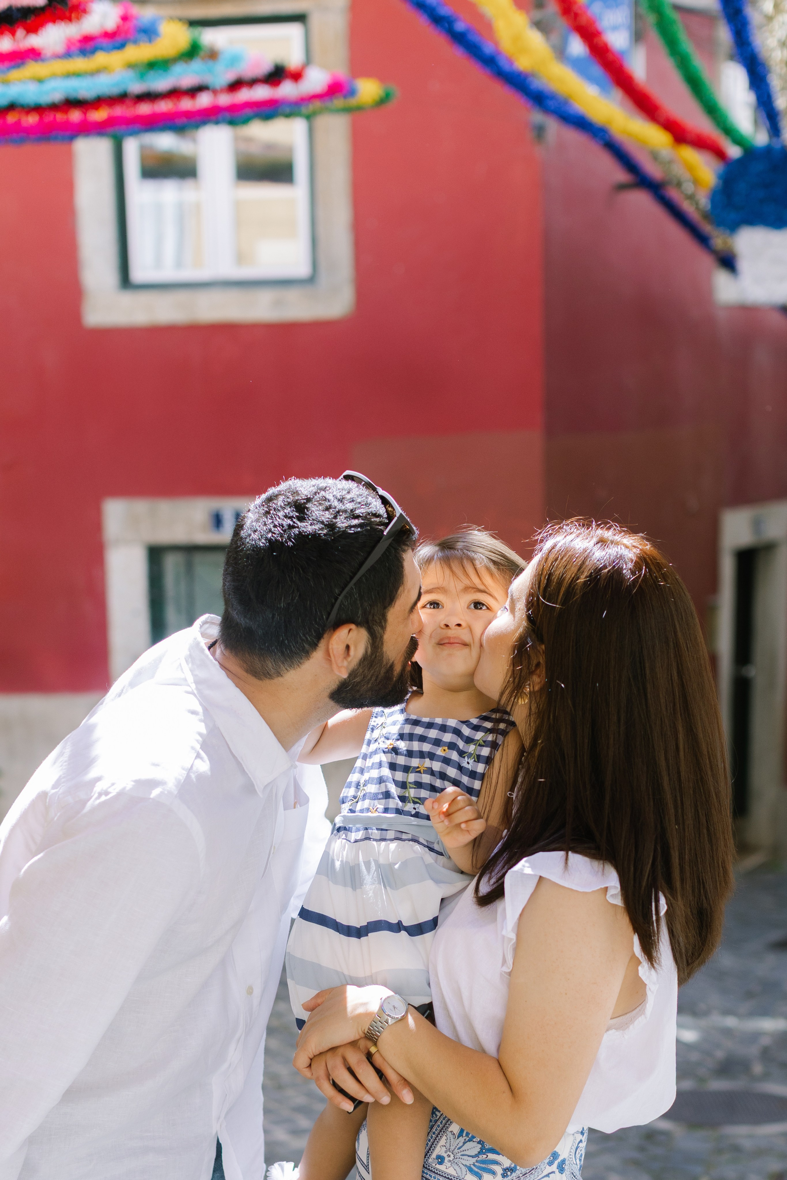 Family photo shoot on the streets of alfama. Свадебный и женский фотограф в Лиссабоне Яковлева Ольга