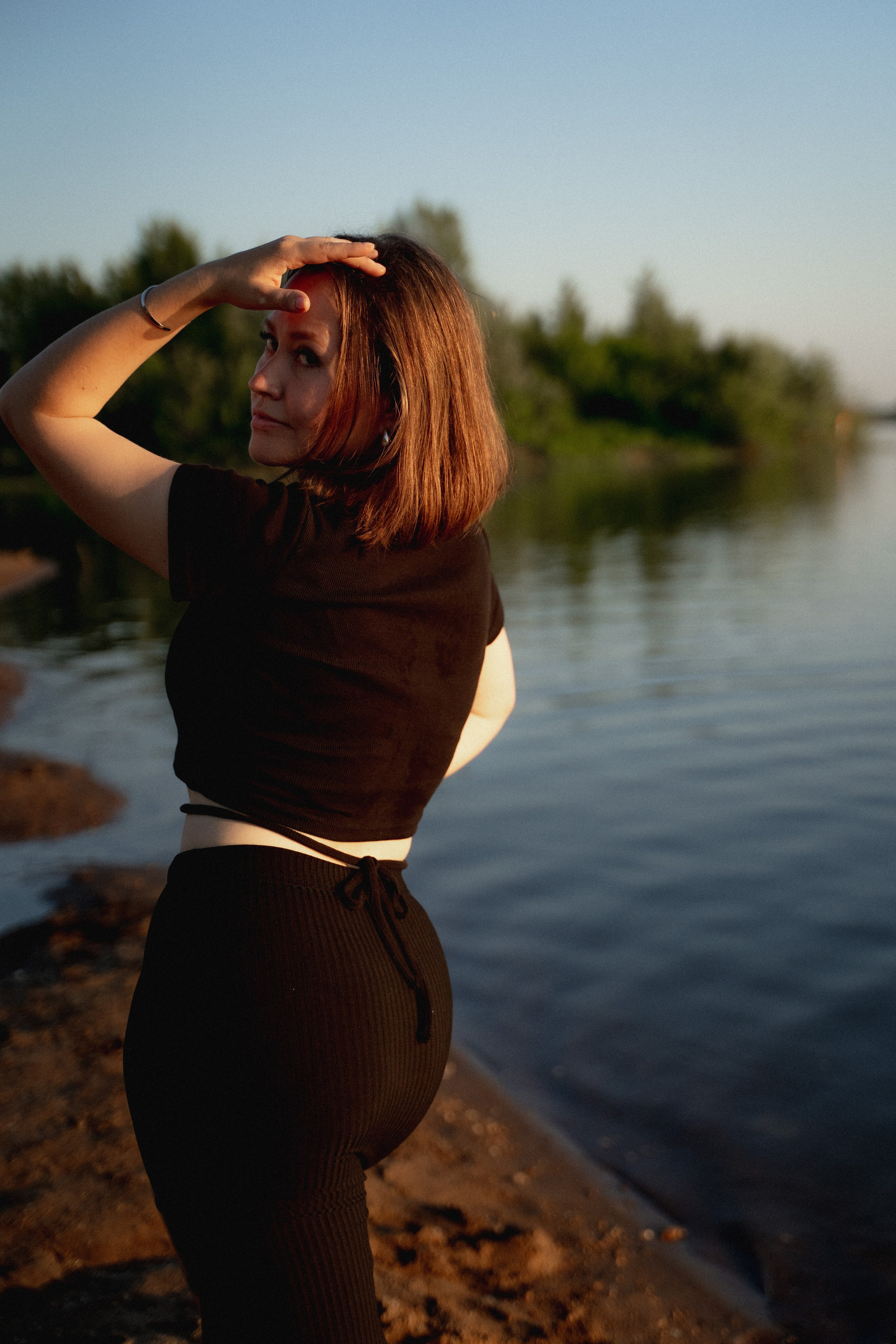 Девушки на берегу