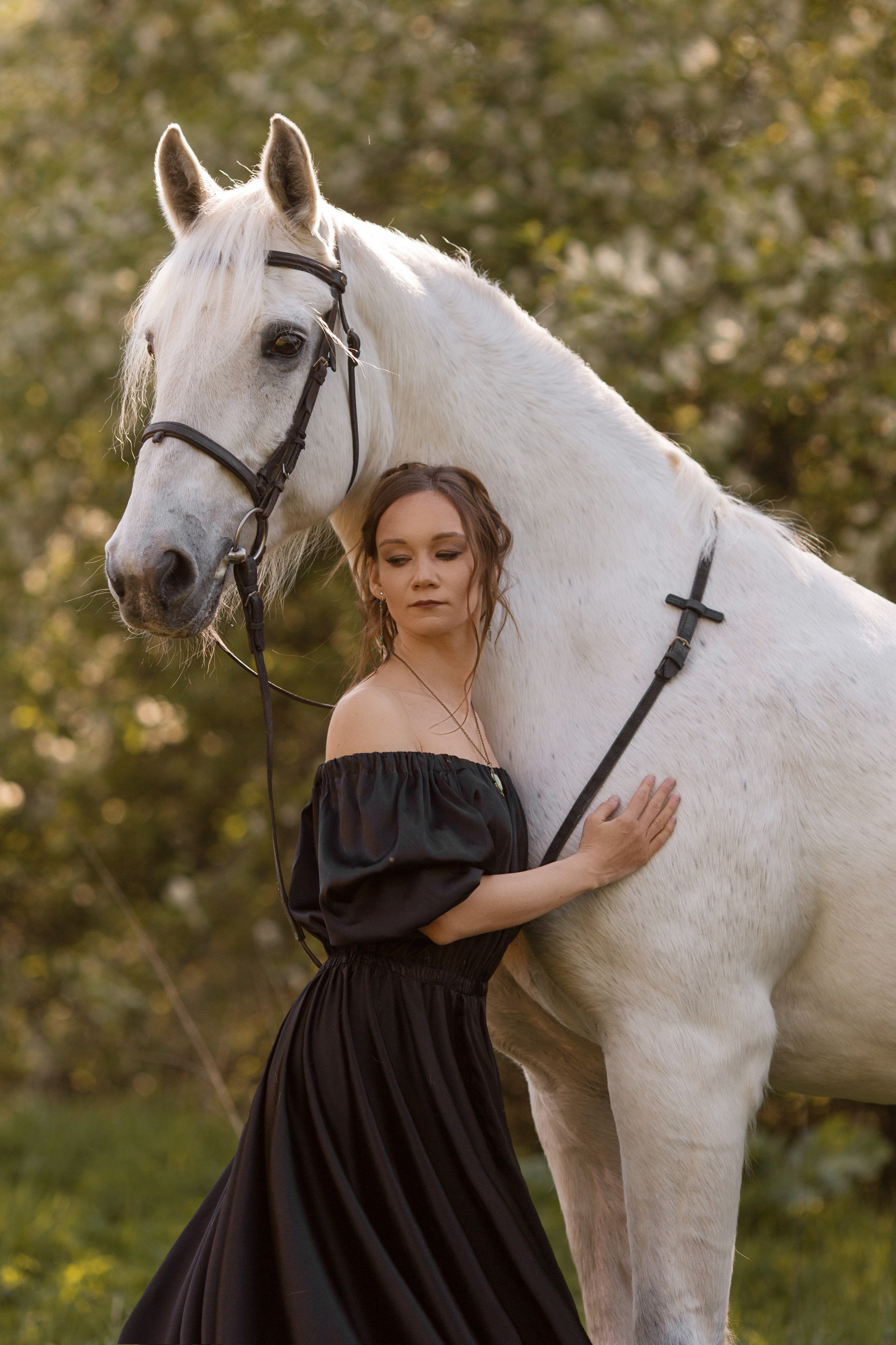 Фотосессия в цветущей черёмухе с лошадью