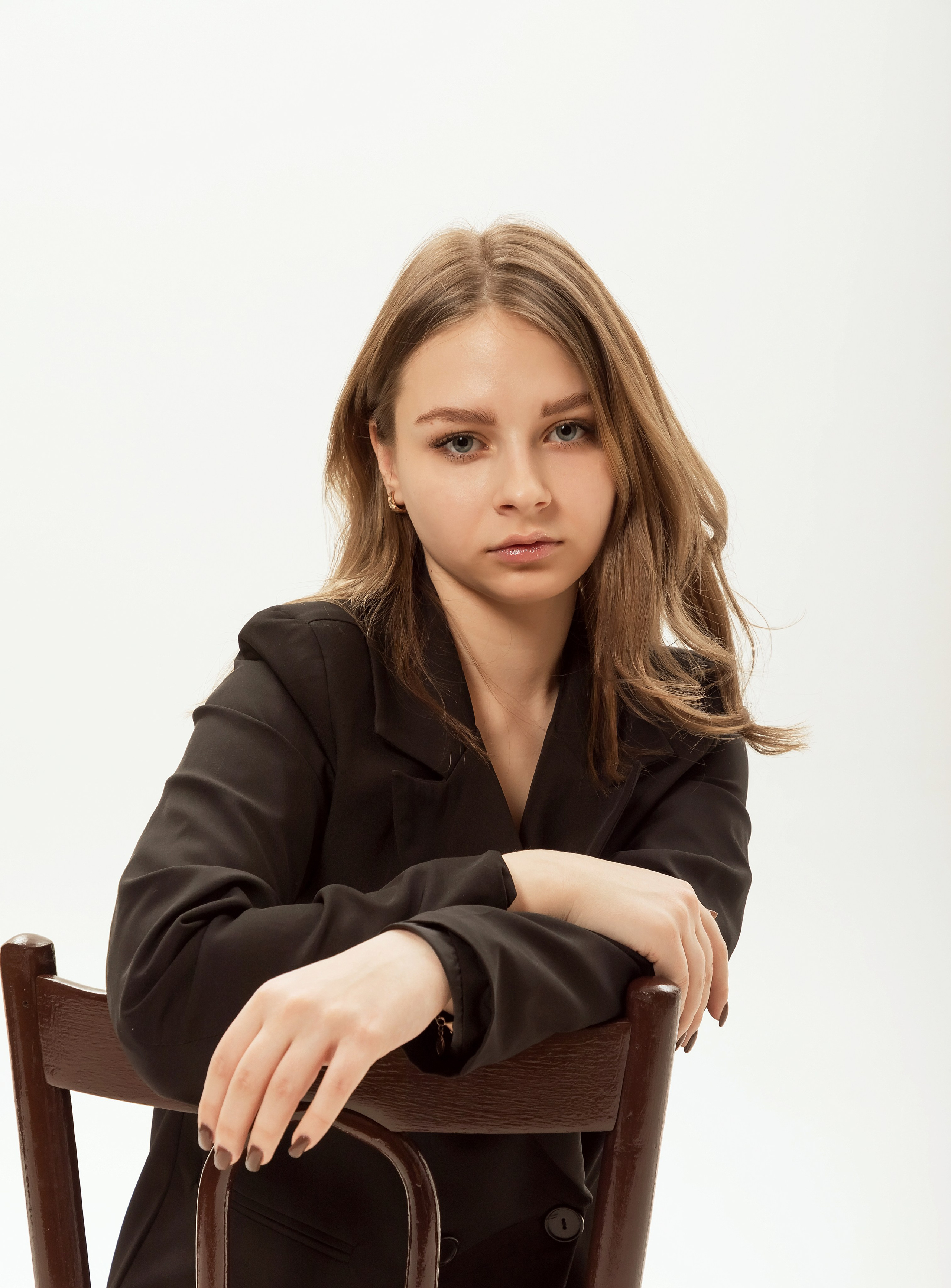 Фотограф Самара Татьяна Гузева - портрет девушки на белом фоне