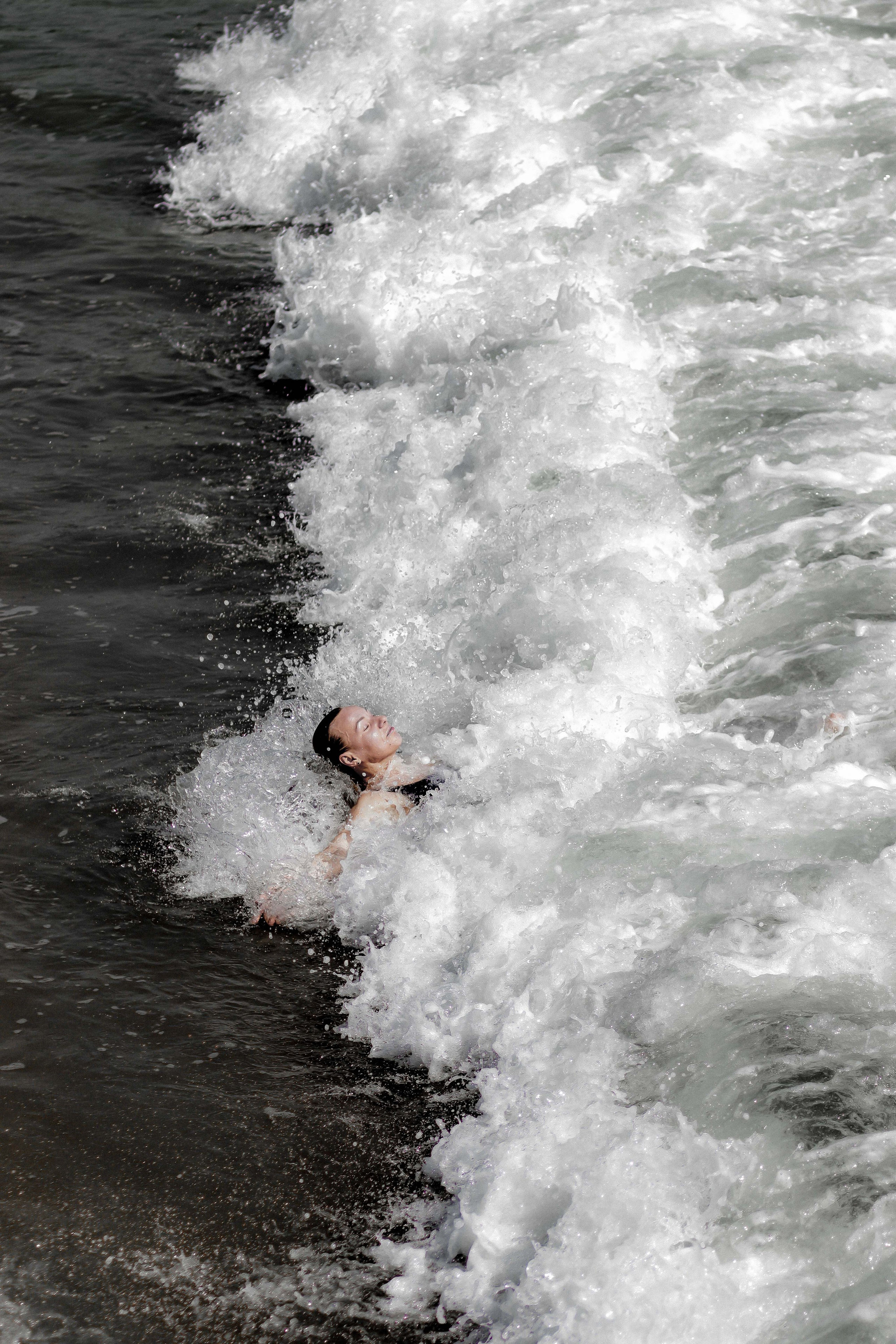 Экспресс-съемка 30 мин: девушка с серфом в воде на пляже Поттувиль Шри-Ланка. Фотограф на Шри-Ланке