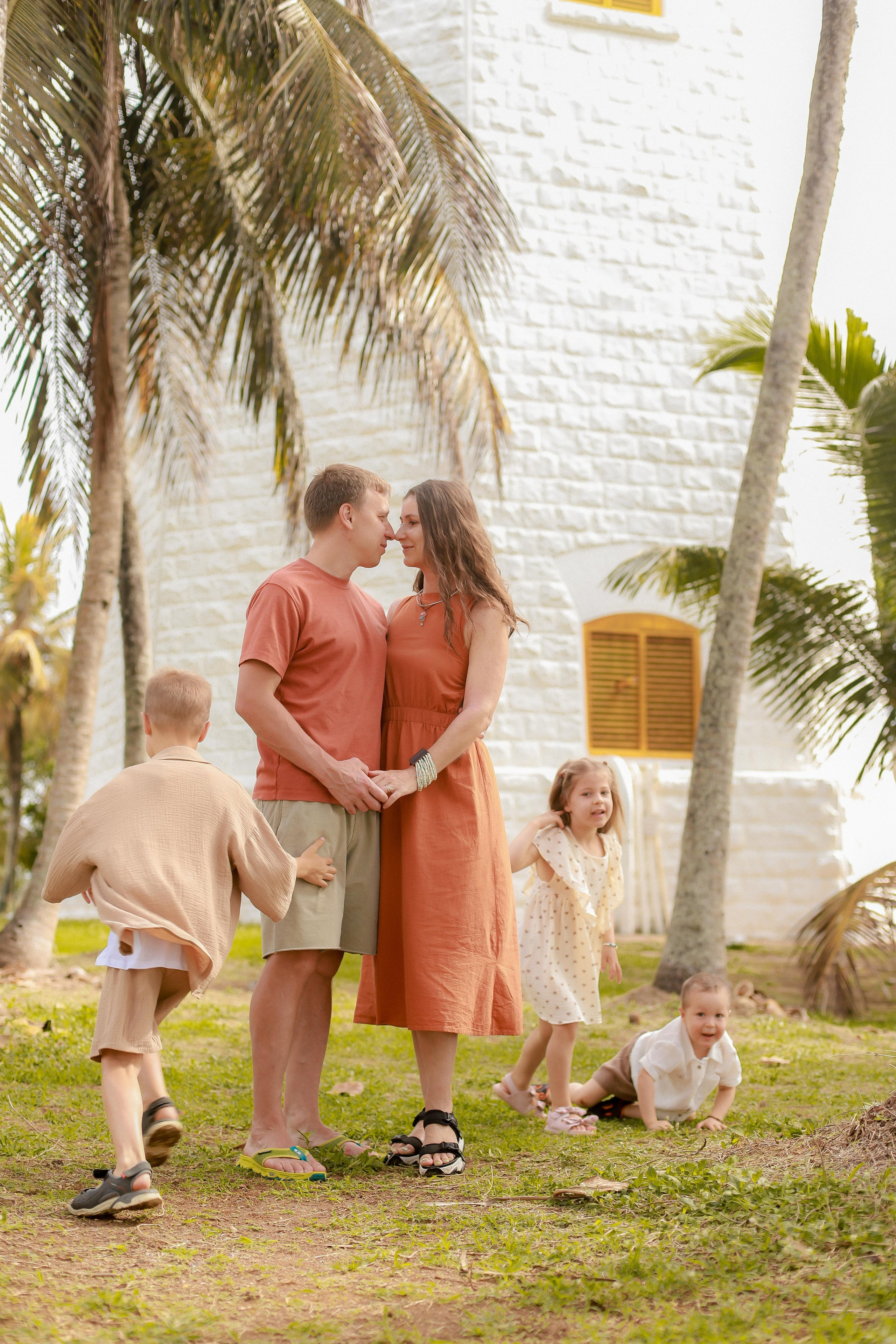 «Дети играют у подножия маяка Дондра — радость и ветер в волосах»