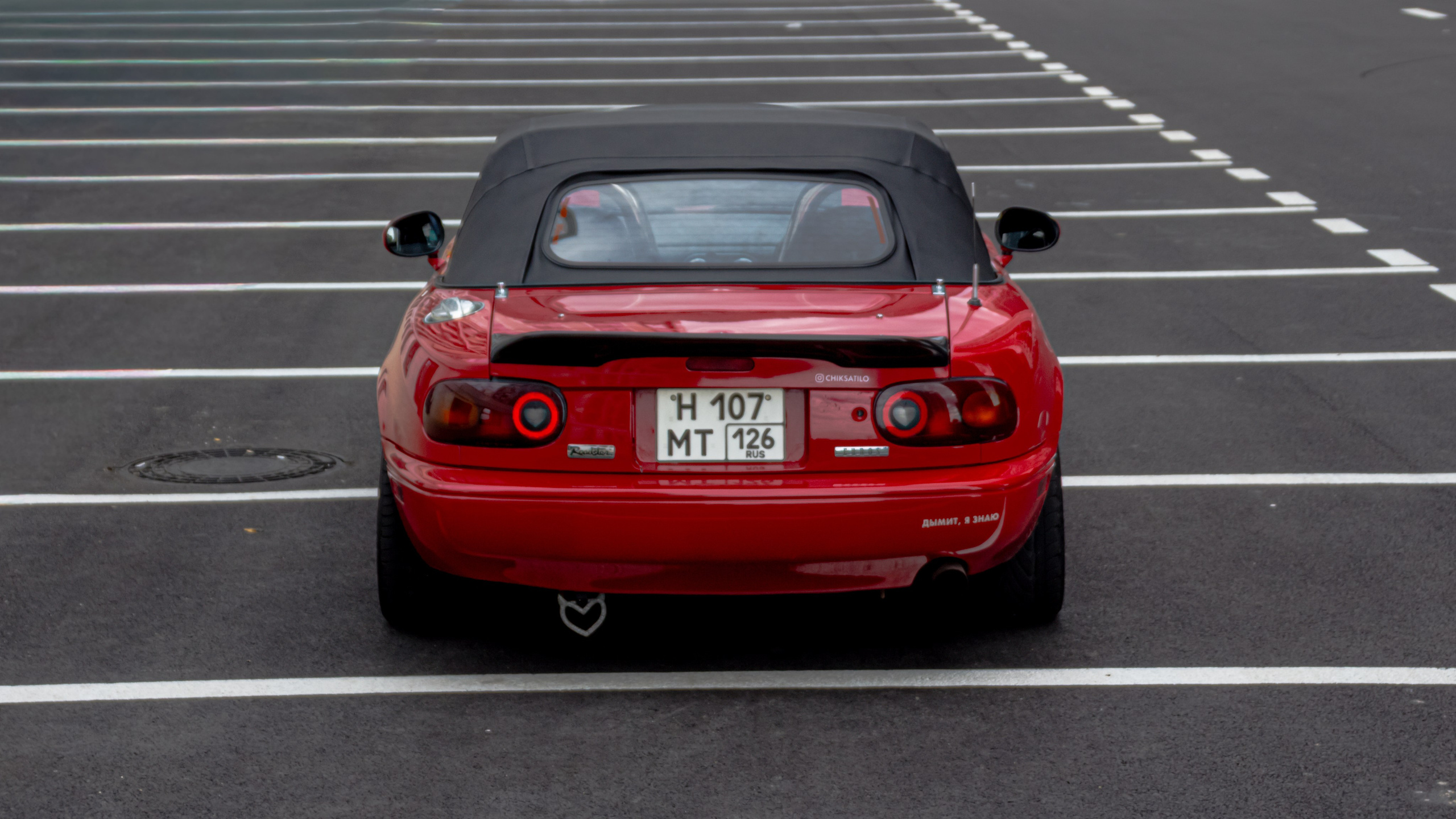 Фото Mazda MX-5 Miata (Eunos Roadster) NA: красный родстер