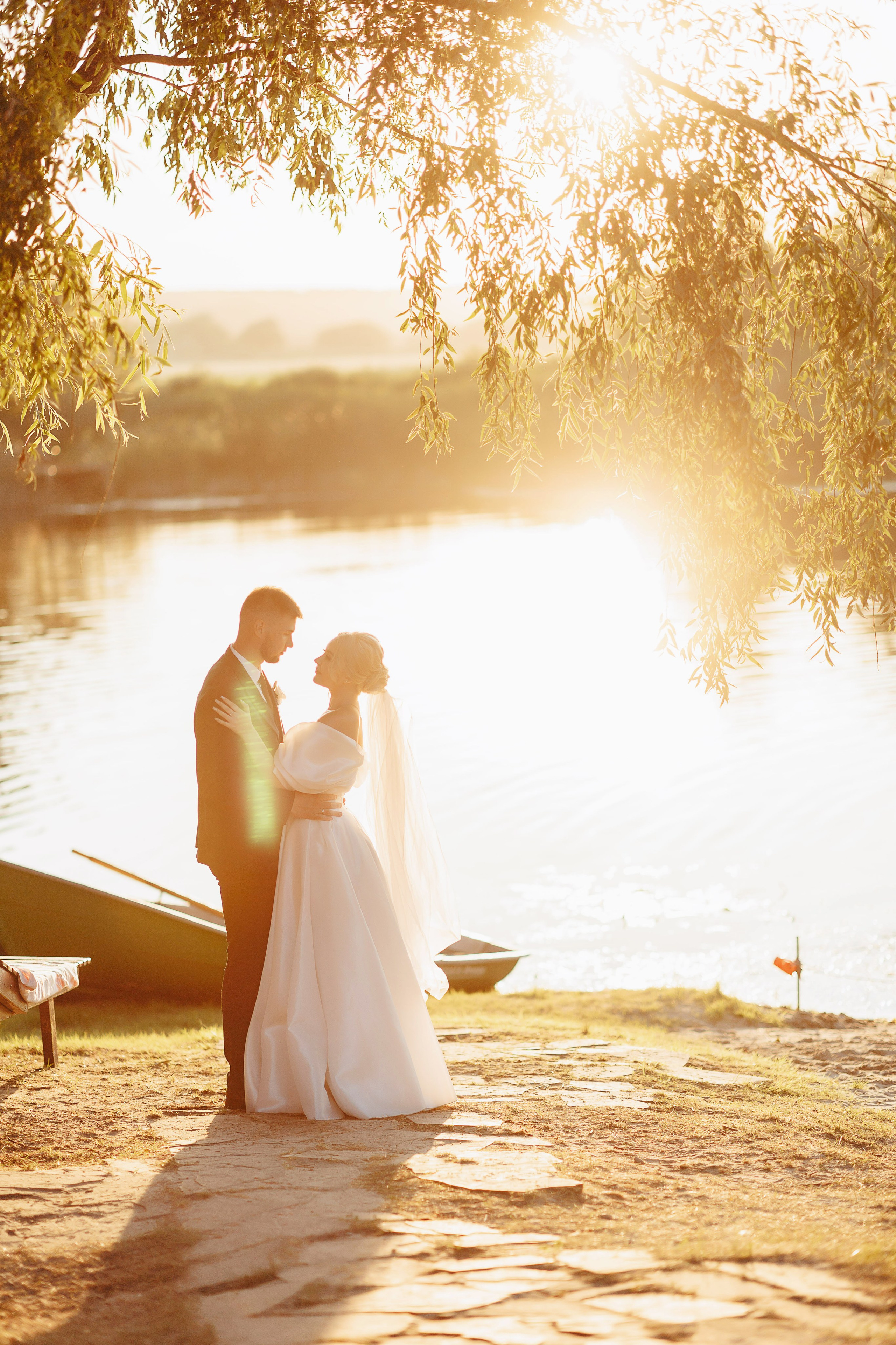 пара любуется закатом на берегу реки Дон в Воронеже
