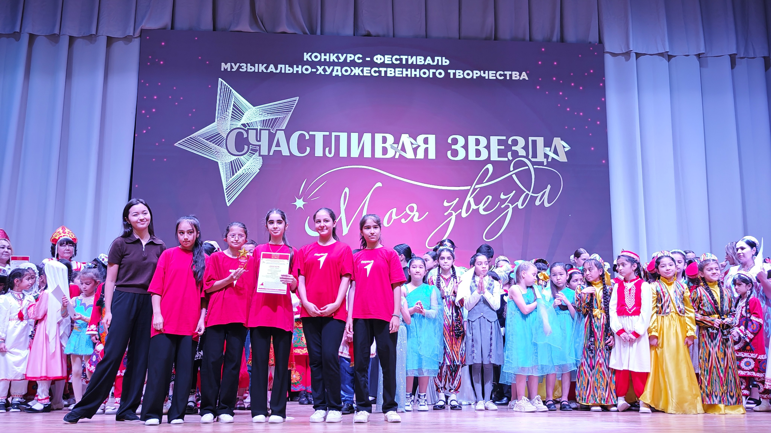 1 ноября 2025 г, г. Бохтар, Таджикистан. Золотое яблочко