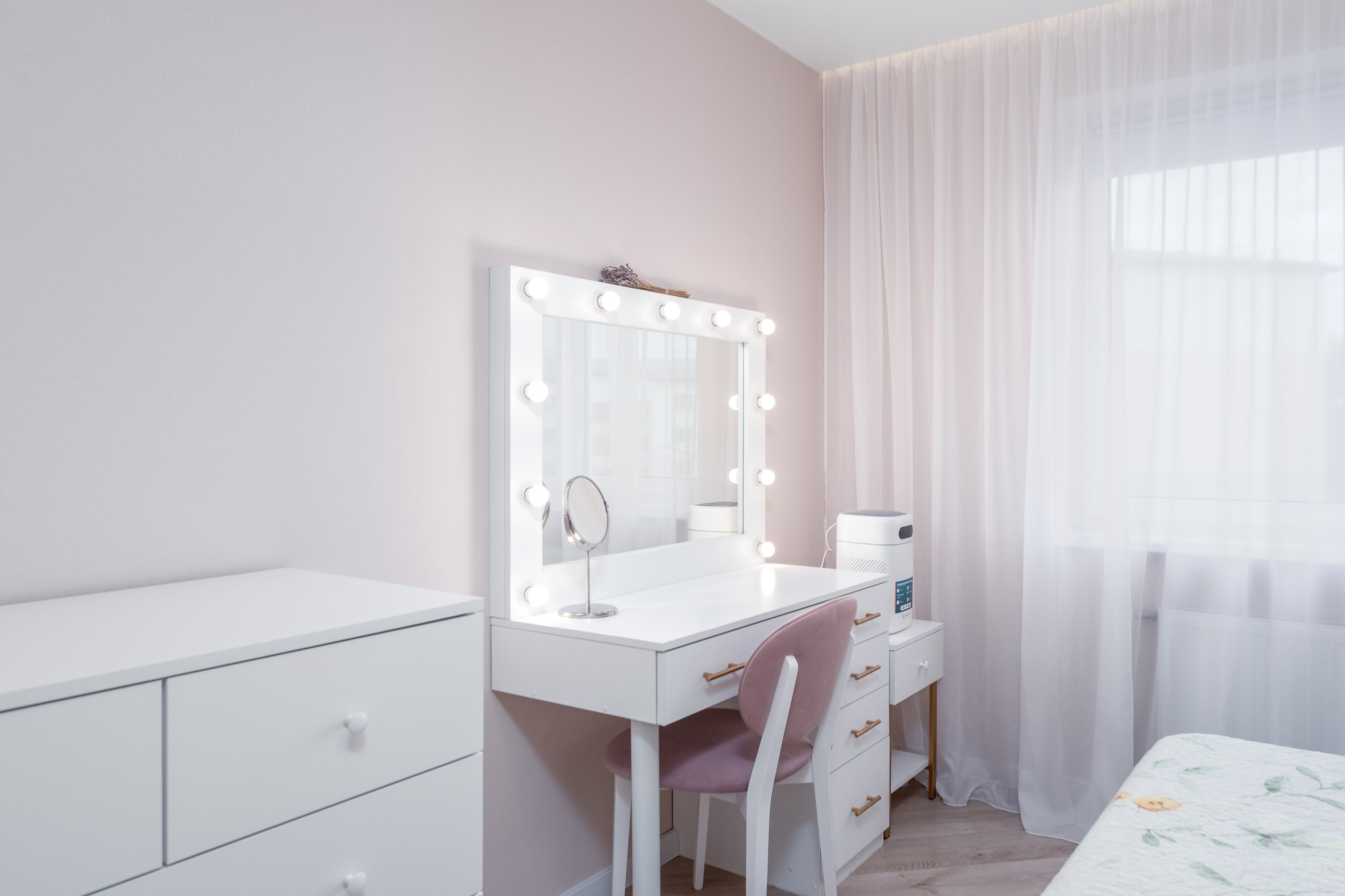 Зона макияжного столика в спальне в двухкомнатной квартире рядом с Минском