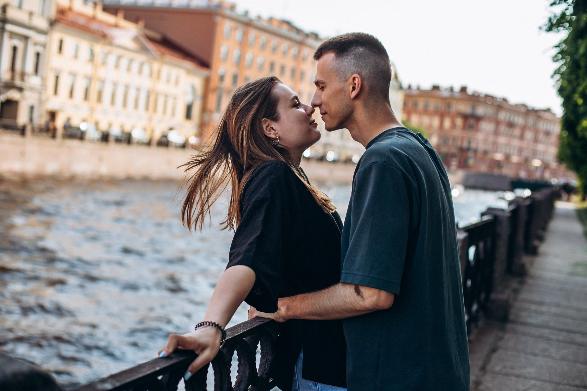 Максим и Злата в июне. Фотопрогулка в Петербурге. Индивидуальный и семейный фотограф в Санкт-Петербурге