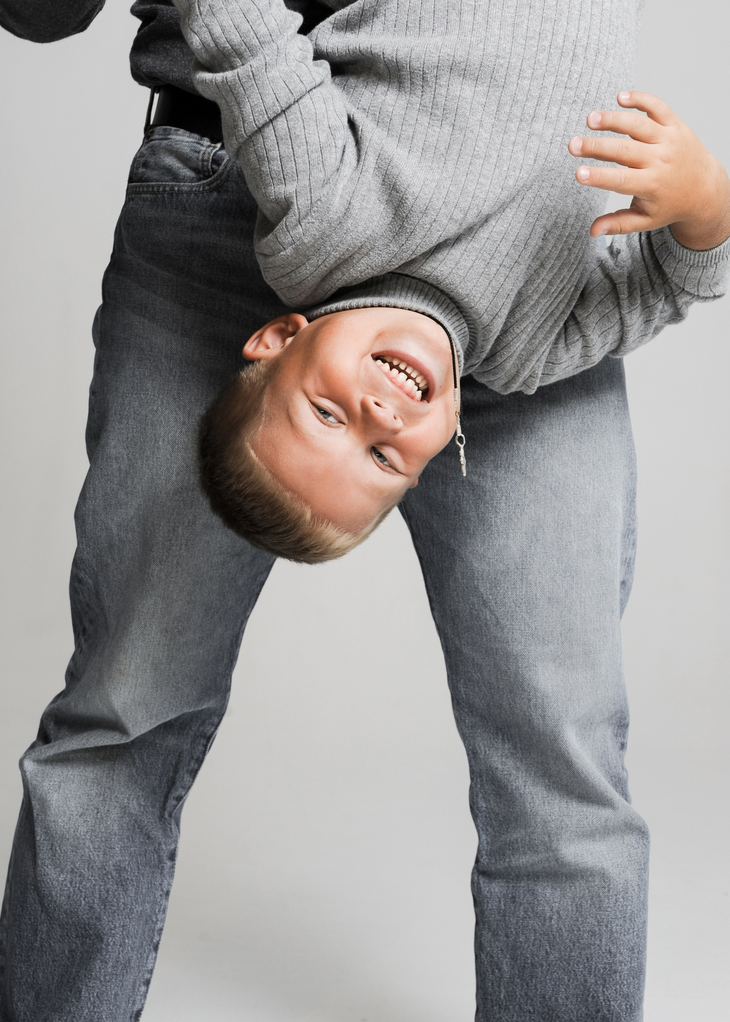 Минималистичная новогодняя семейная съемка. Фотограф в Екатеринбурге Артём Зайнетдинов