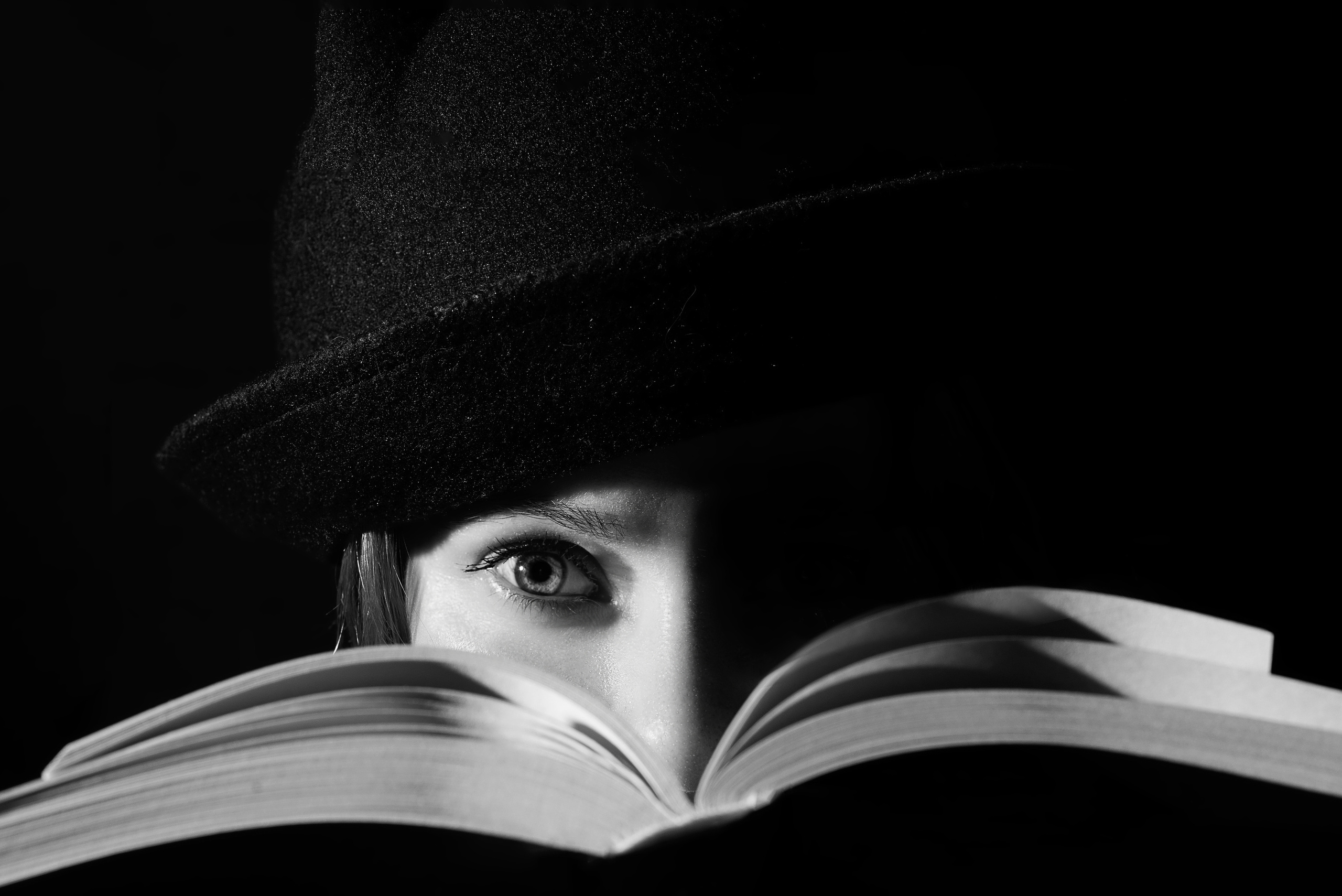 Студийная фотосессия. Минимализм. Игра теней, контрасты в фото. Женский фотограф Санкт-Петербург Александра Колий